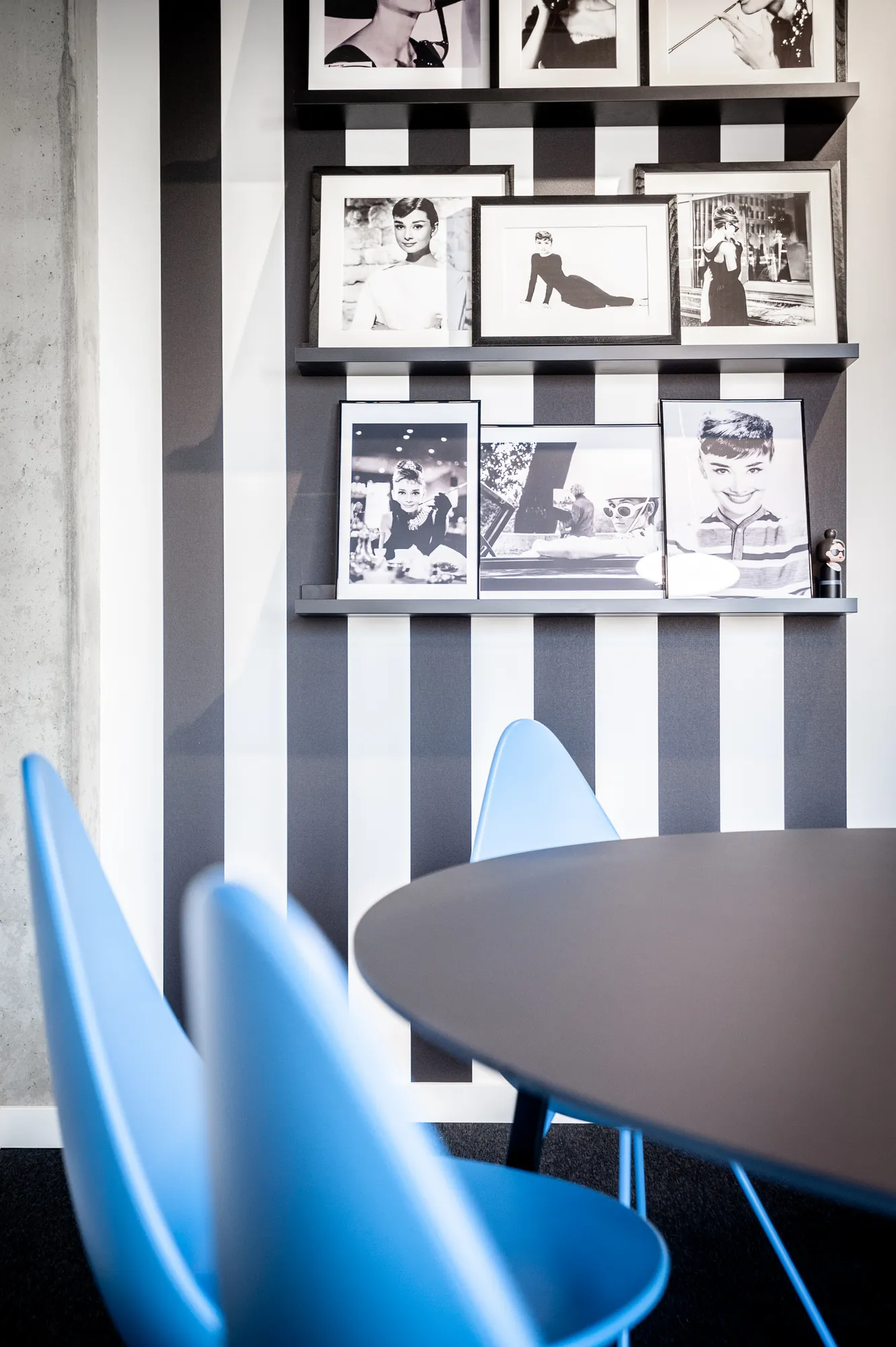 Coral kitchen with round table and the LivingData hashtag graphic on the pink wall.