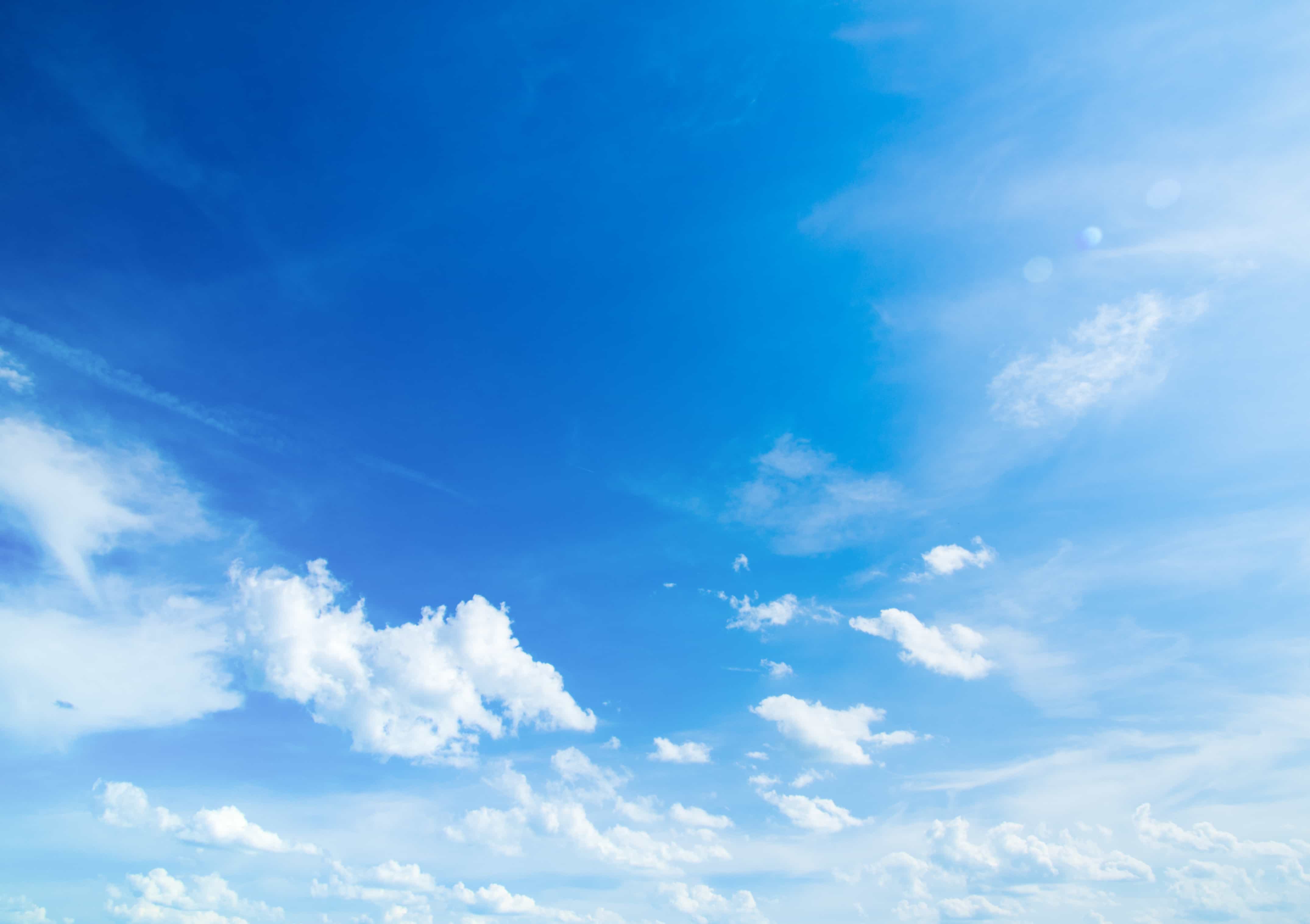 Ciel bleu avec étoiles qui tombent