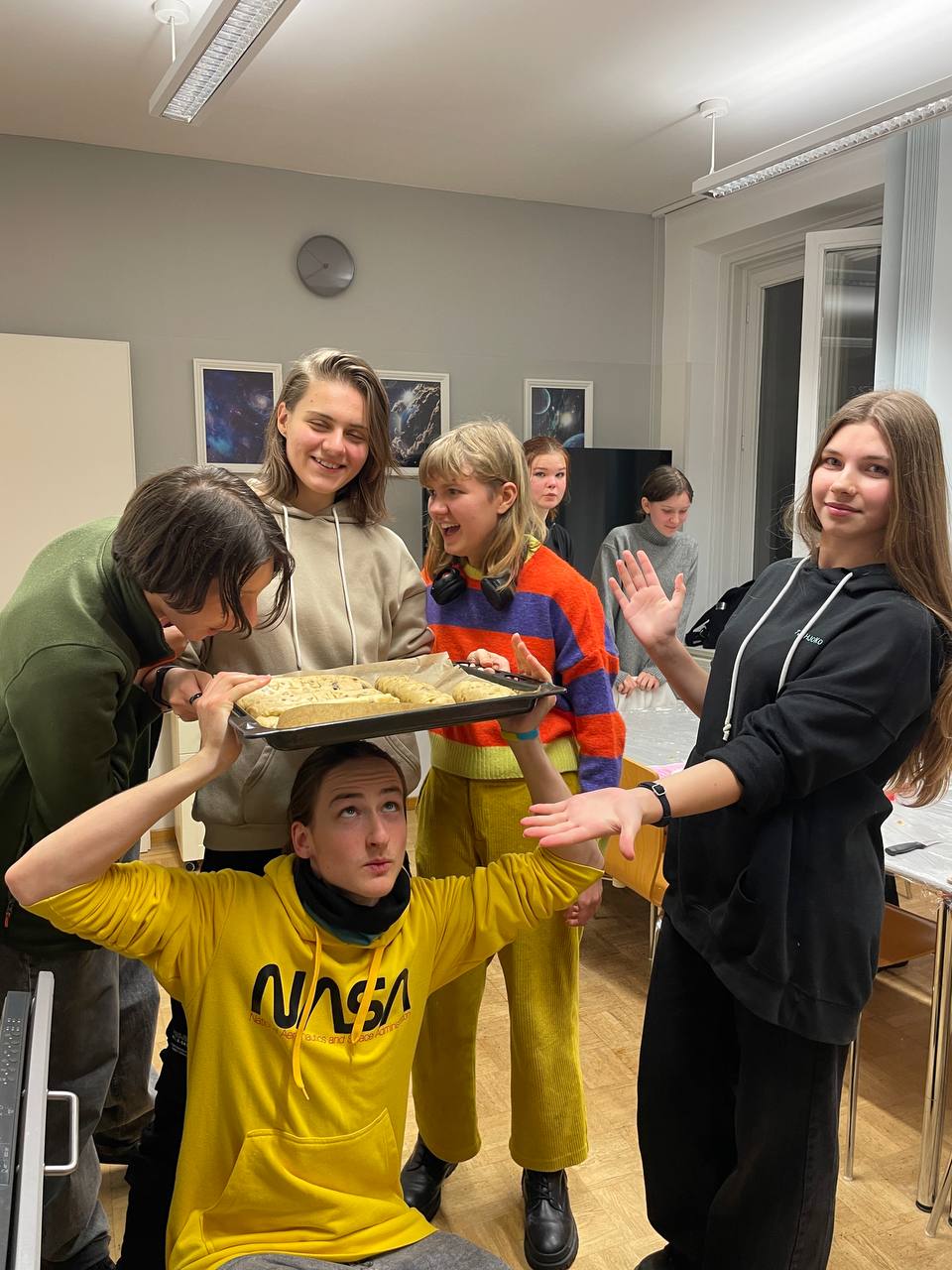 Junge Leute backen gemeinsam.