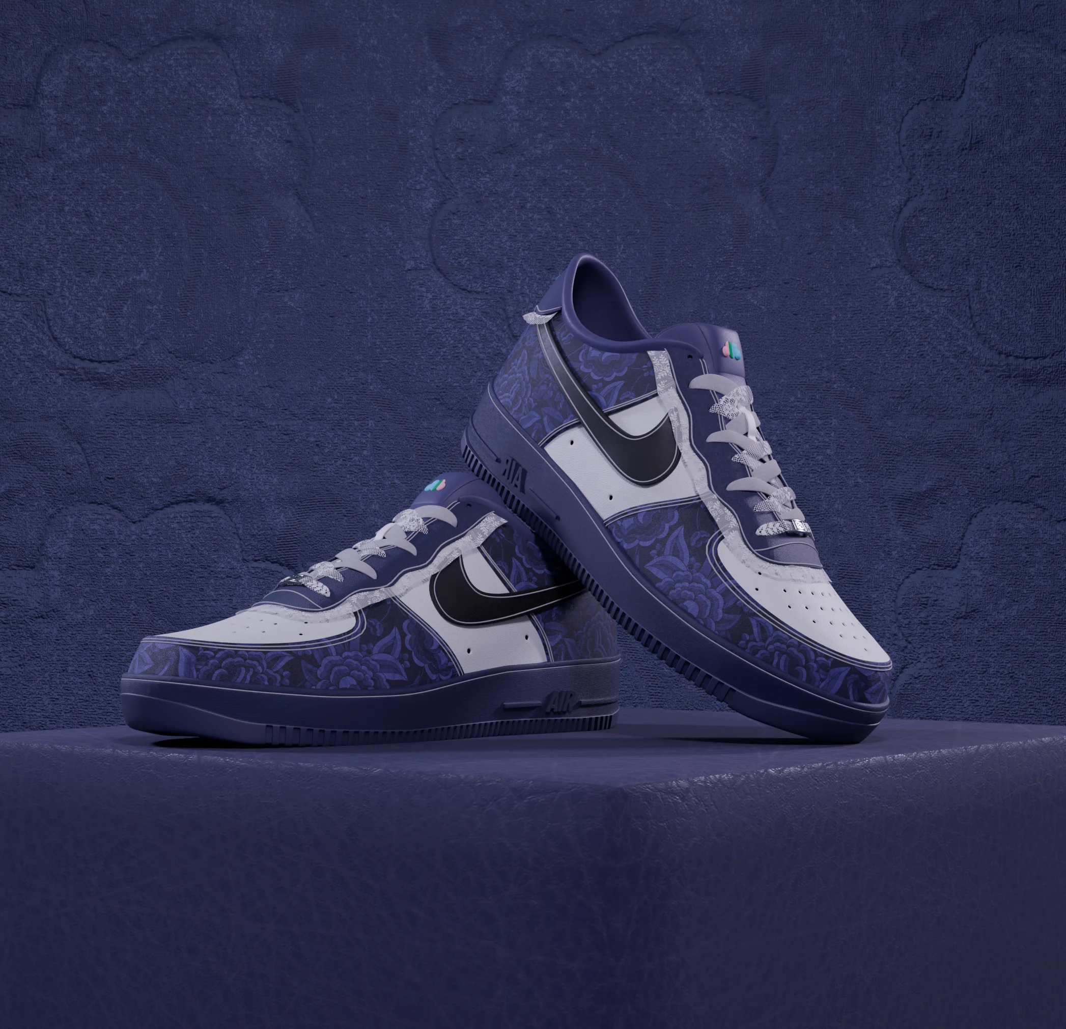 Deux chaussures de sport Nike bleu nuit et blanches sont disposées sur un socle violet, devant un mur texturé violet.