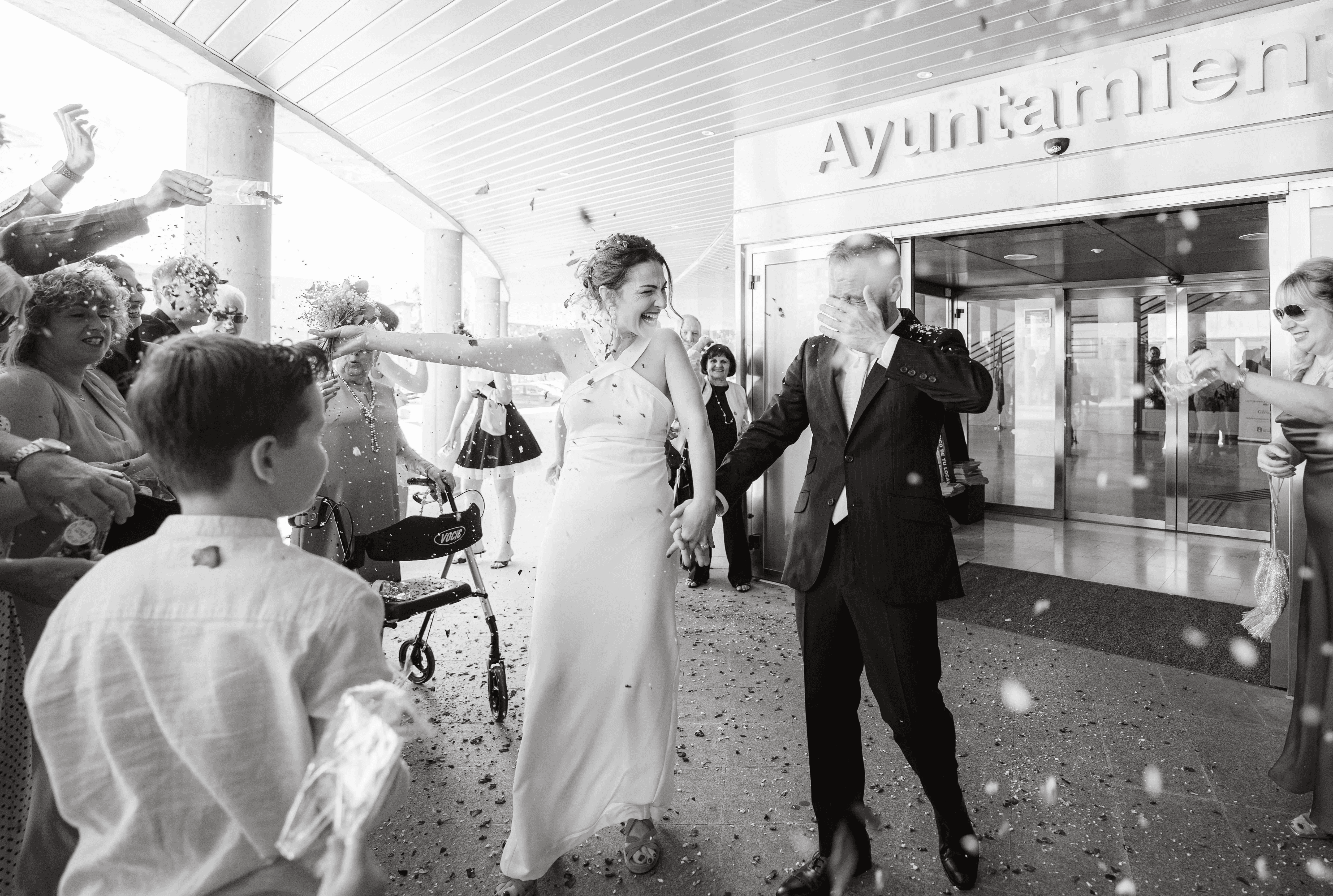 Novios saliendo del Ayuntamiento tras su boda civil