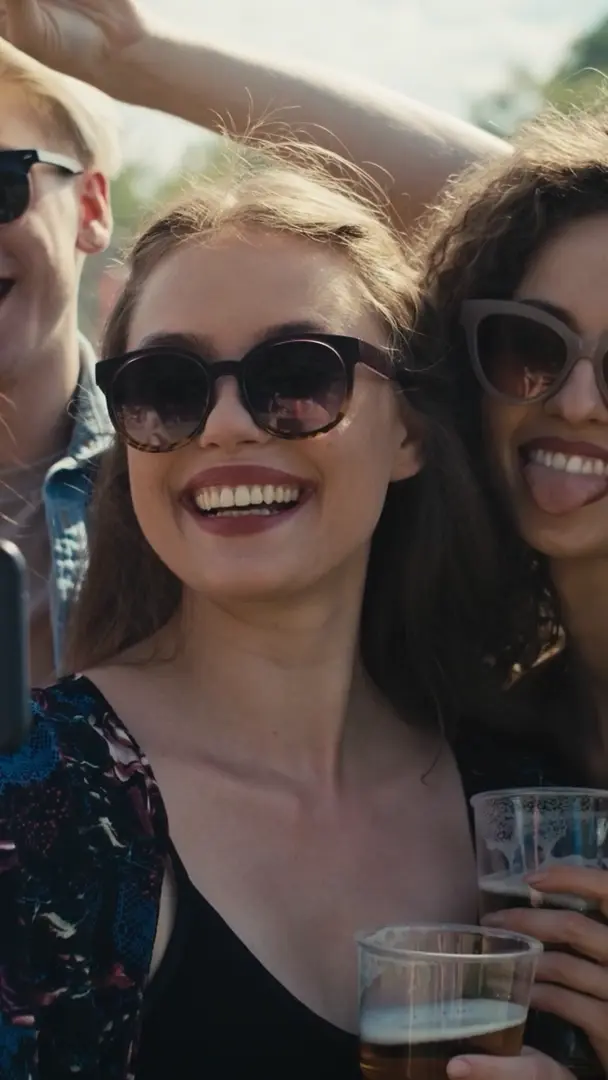 Gäste auf einem Event erstellen mit einer interaktiven Fotobox personalisierte Bilder zur digitalen Leadgenerierung und Markenaktivierung.