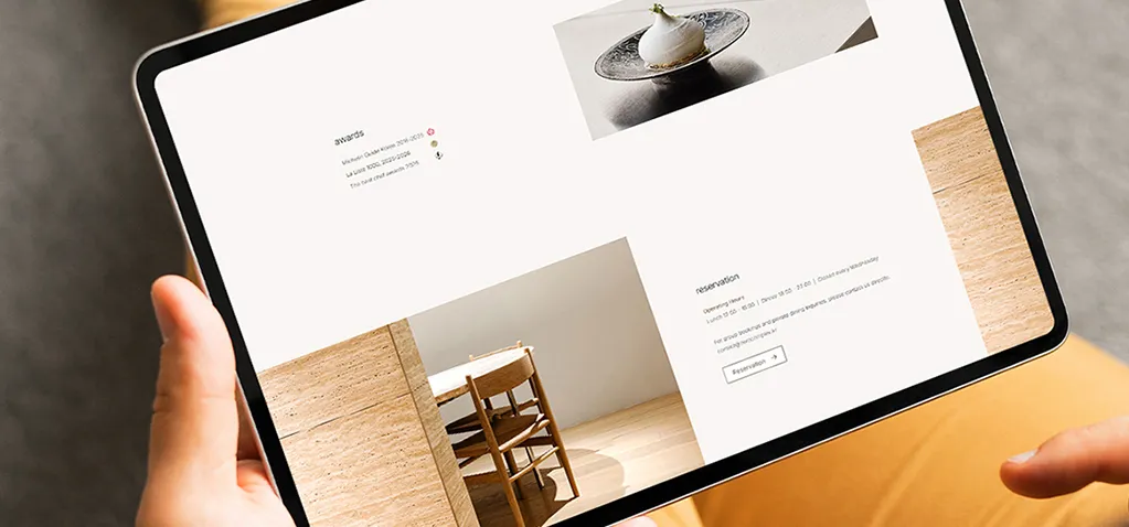 레스토랑 소개와 예약 기능이 구성된 웹페이지를 태블릿에서 확인하는 장면