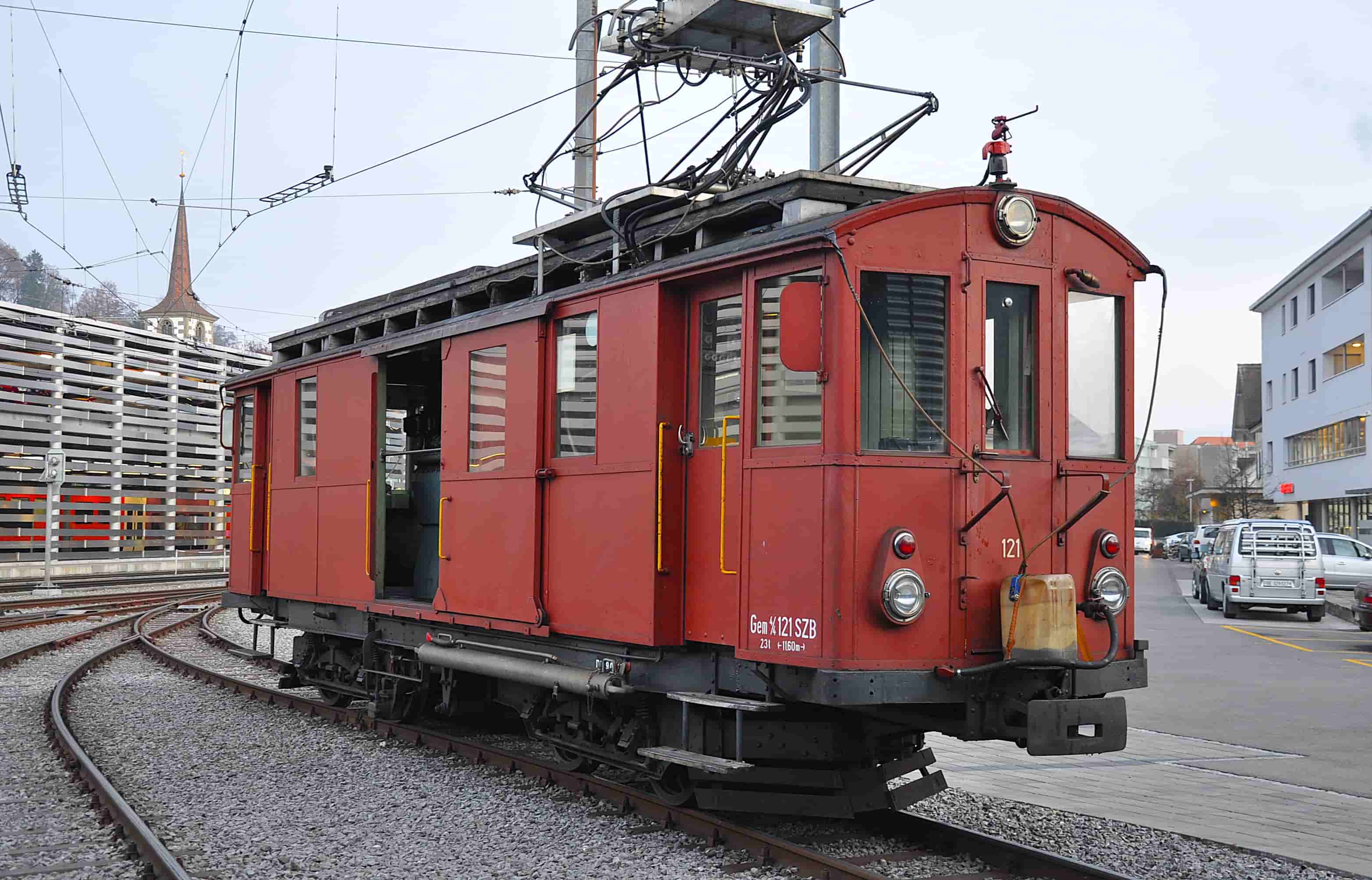 Der historische Gütertriebwagen in einem leicht rötlichen Farbton auf den Streckennetz.