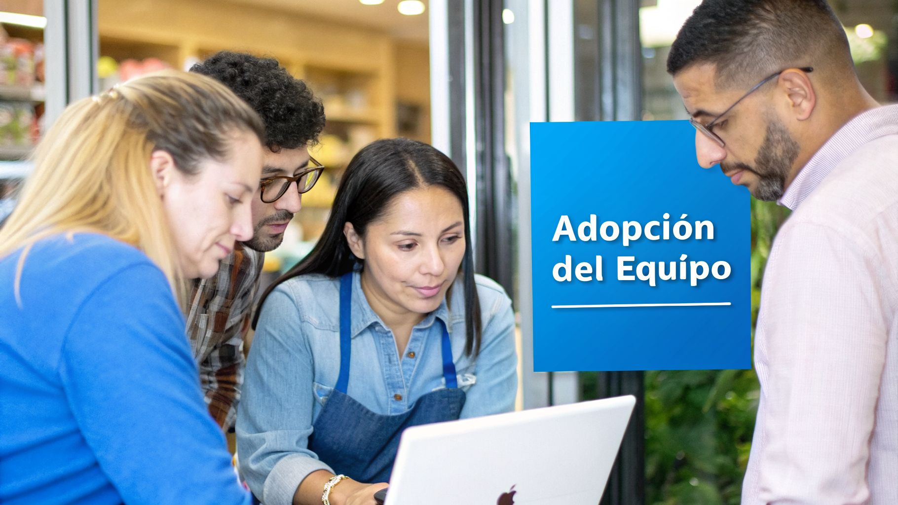 Cuatro personas en un entorno de trabajo colaboran mirando una computadora portátil. Un texto en pantalla dice 'Adopción del Equipo'.