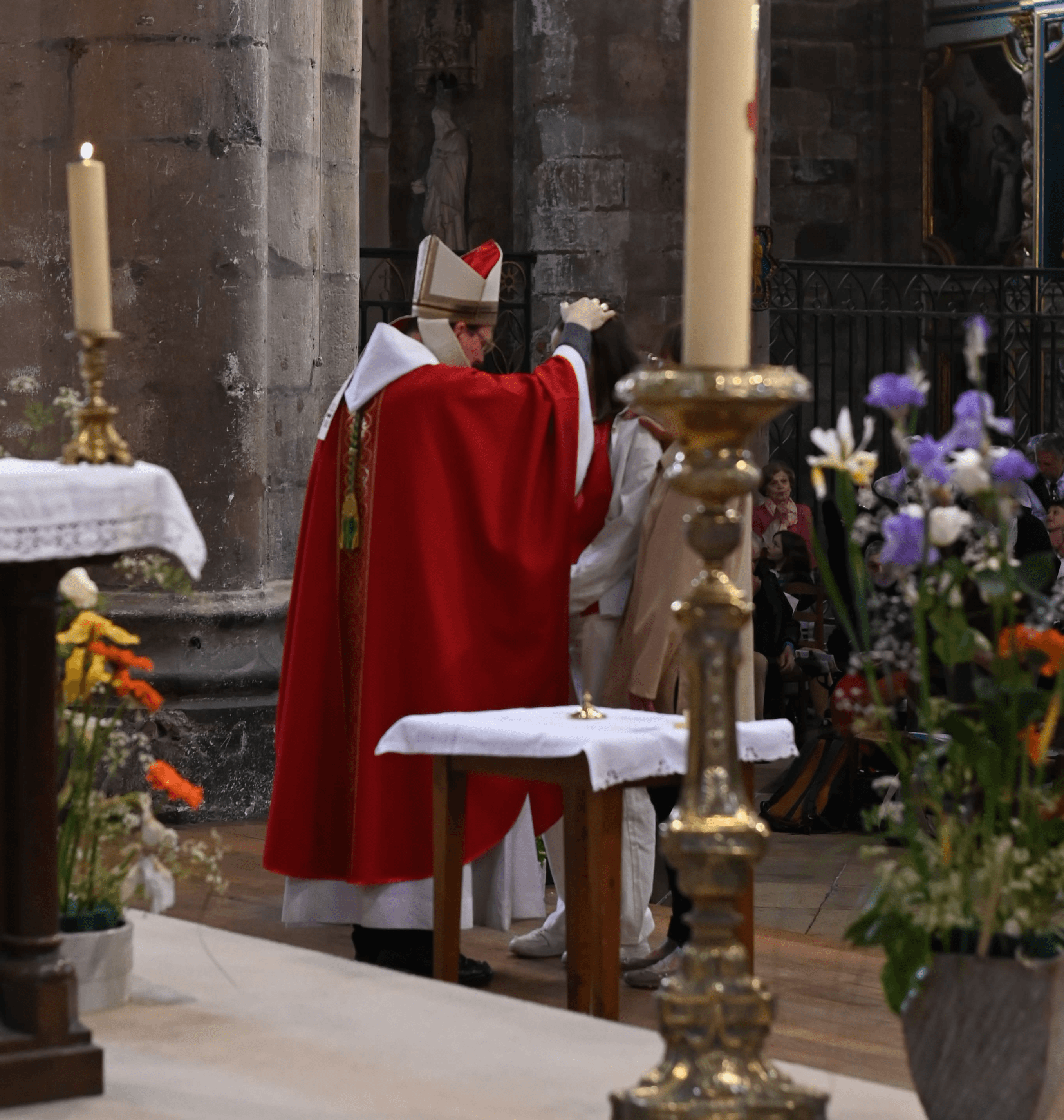 L'évêque du diocèse de Rodez pendant la confirmation