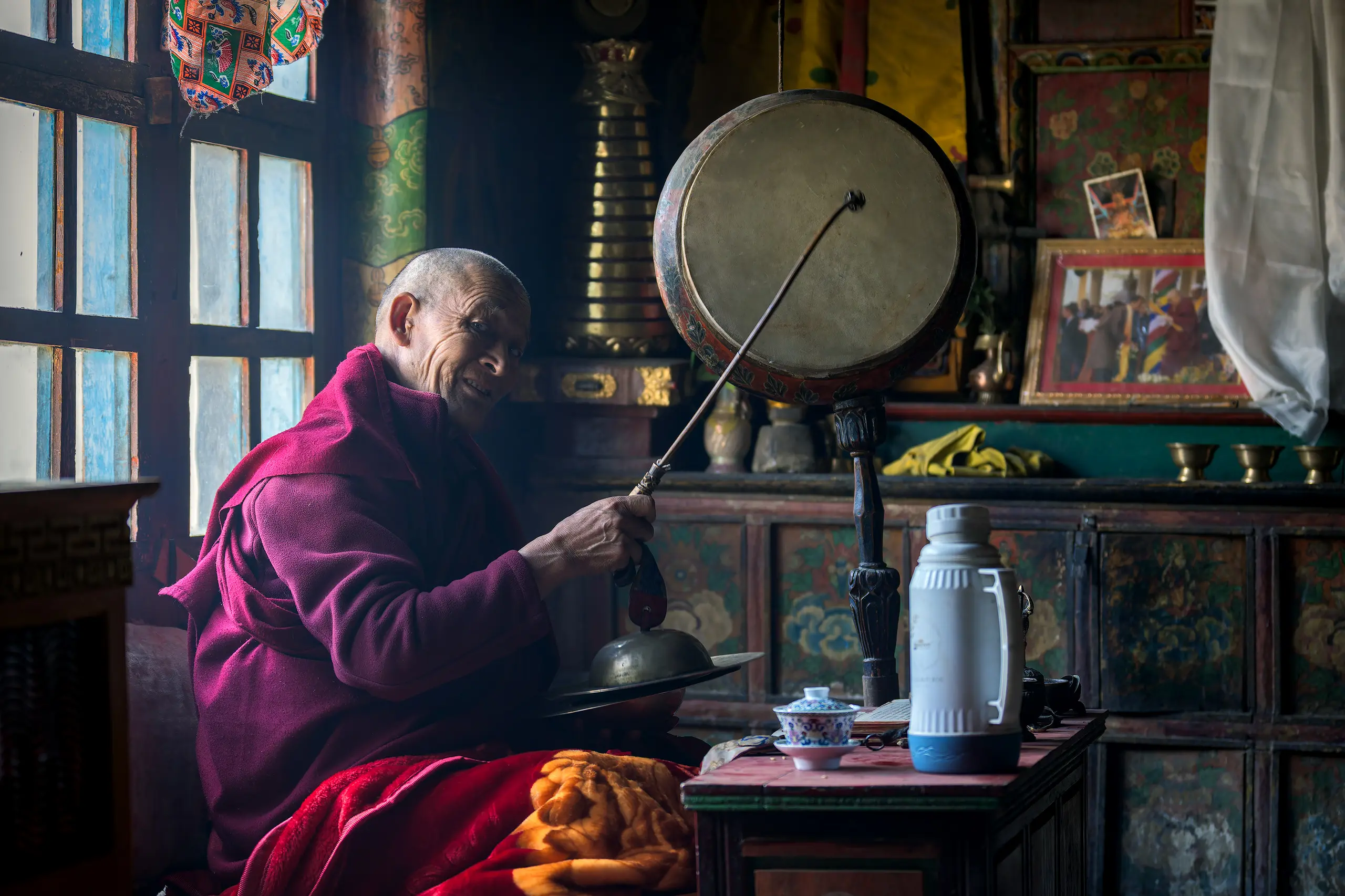 Monje en monasterio del Alto Mustang, Nepal