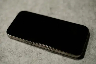 Smartphone con schermo nero su una superficie grigia