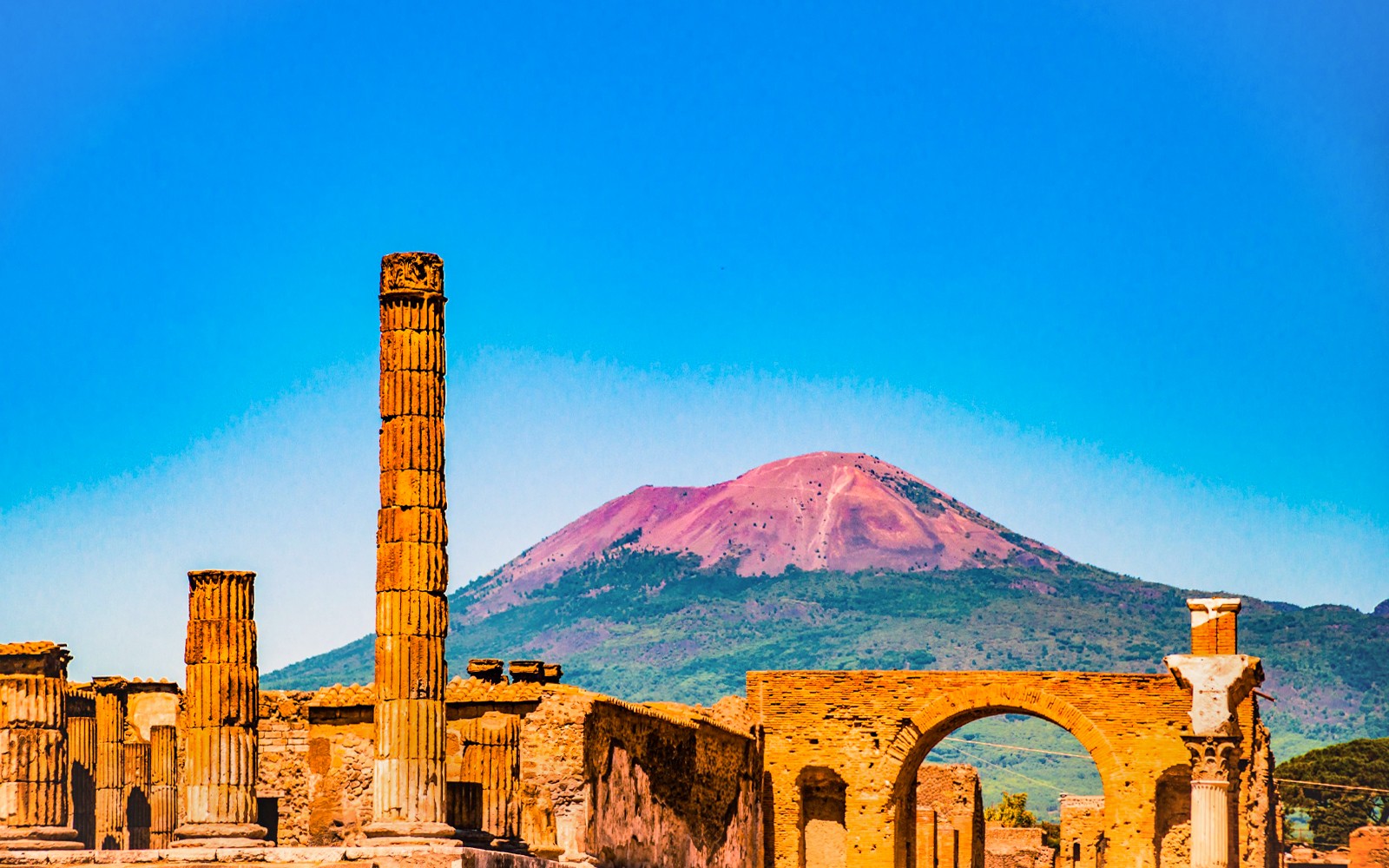 Napoli her şey dahil şehir geçiş turunun bir parçası olarak Pompeii harabeleri, antik sütunlar ve kemerlerle.