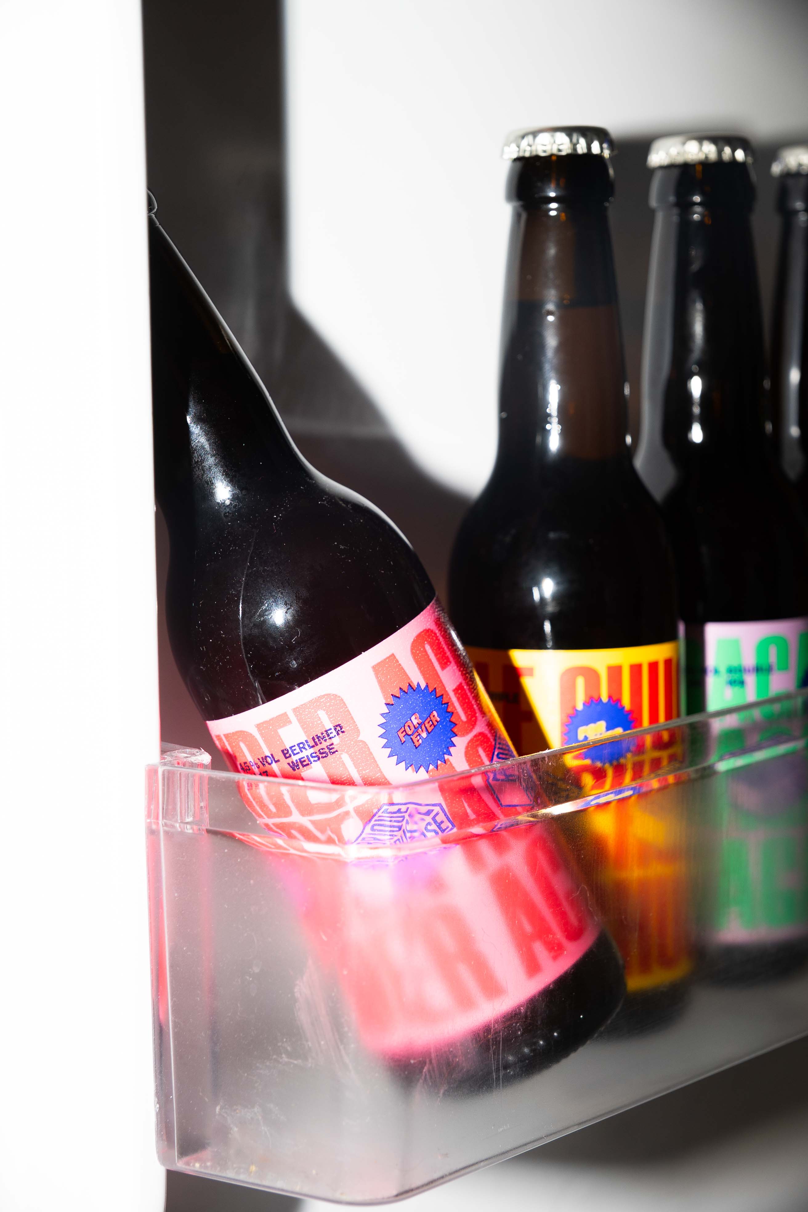 Différentes bières Brique House dans une porte de frigo