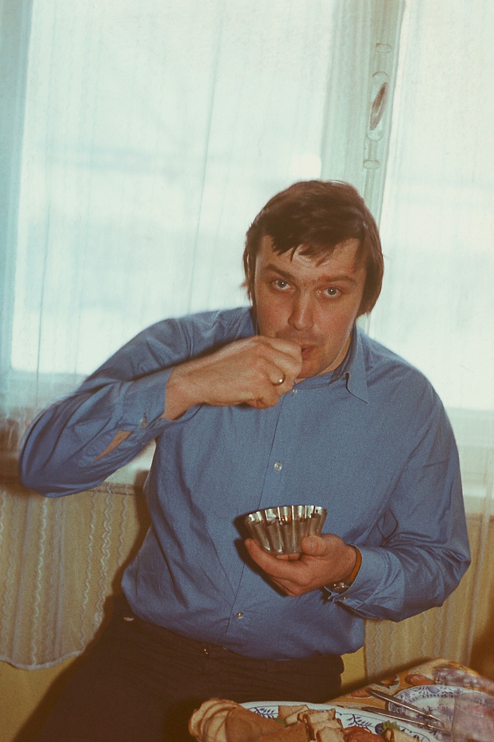 Mees sinise särgiga istub