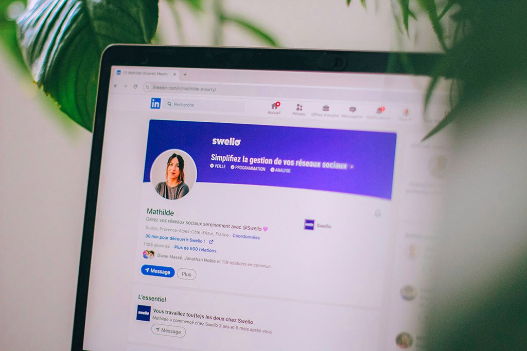 Un ordinateur portable ouvert sur LinkedIn, montrant le profil professionnel d’une personne.