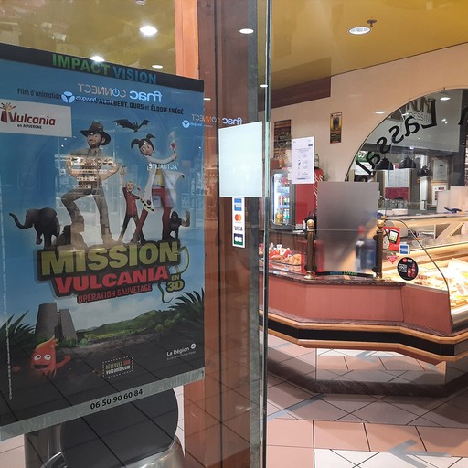 Affiche promotionnelle Impact vision devant une vitrine de magasin