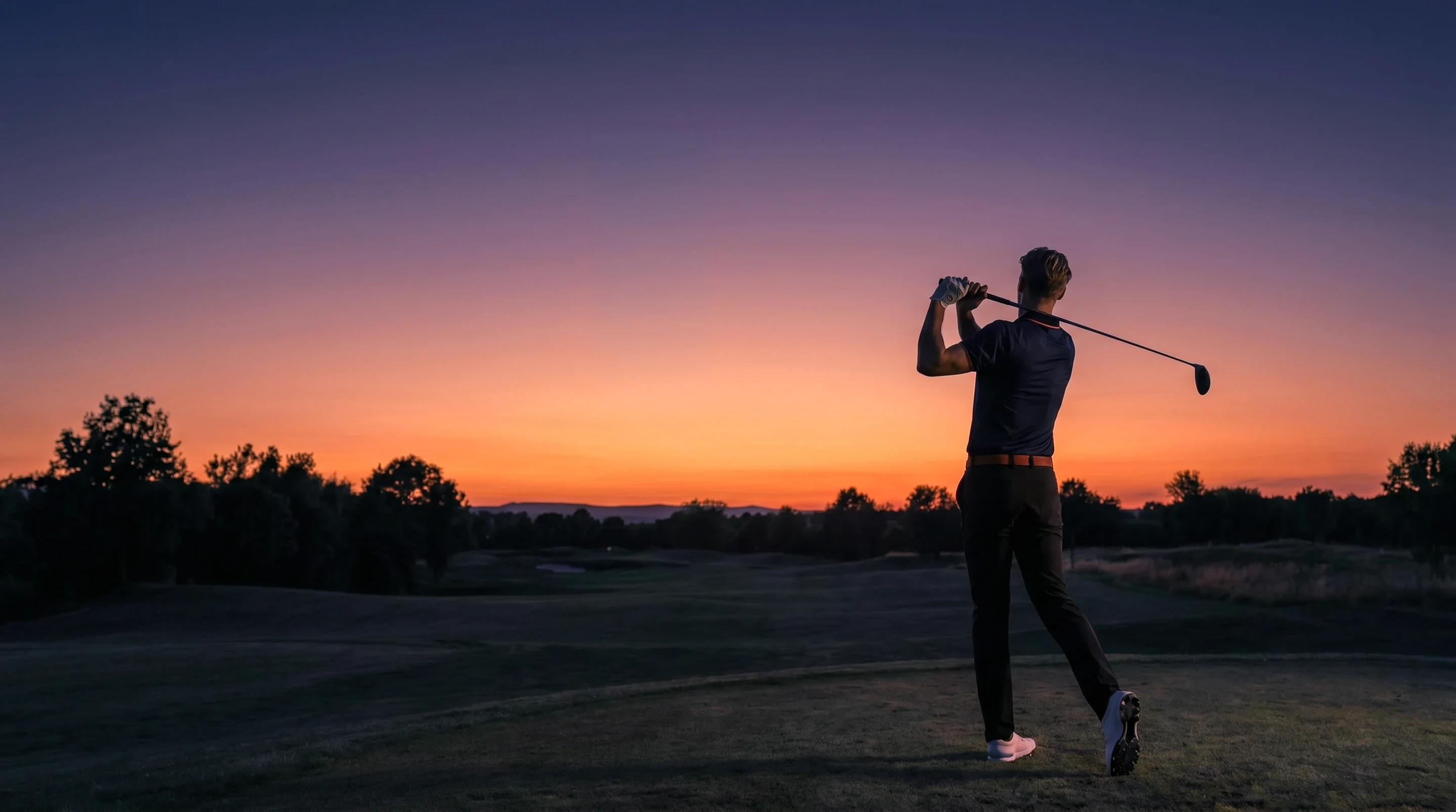 golfer-and-caddie-playing-golf - Pianeta Sport