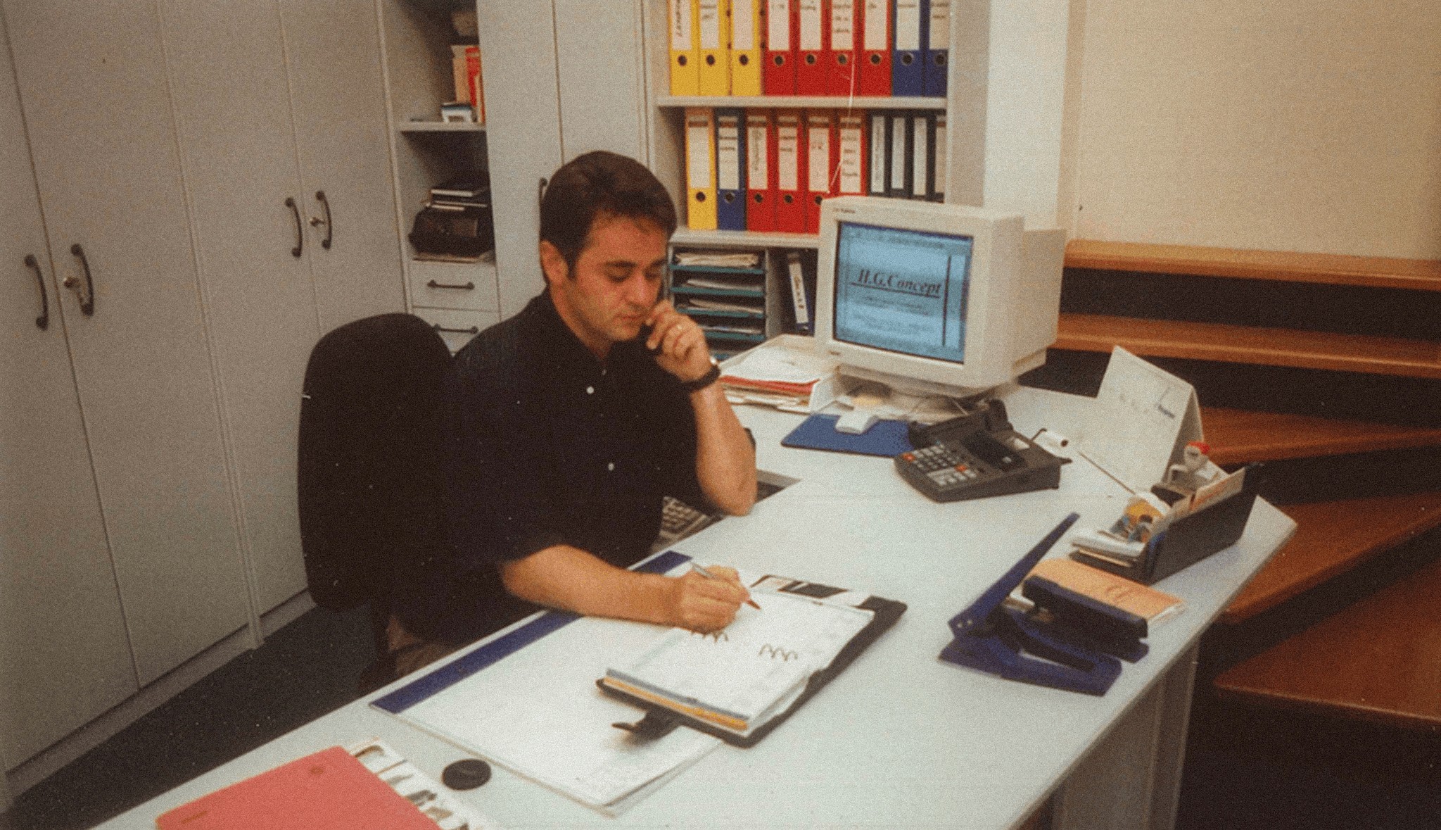 Hannes Grasserbauer am Schreibtisch, 1995