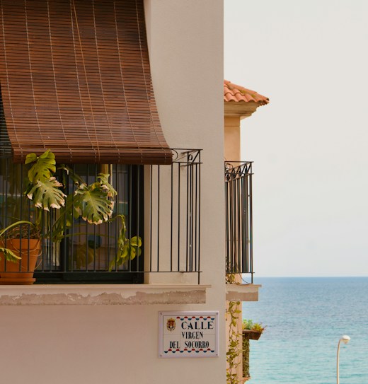 Balcón con vistas al mar en una vivienda de alquiler vacacional en la costa