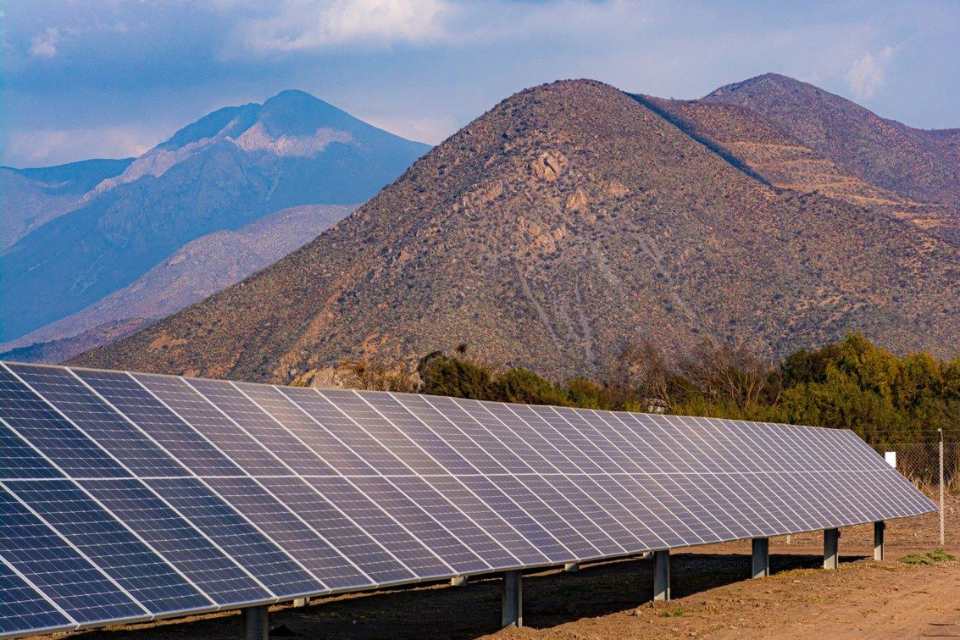 Paneles solares en campo