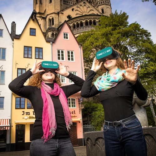 游客们在老城区的徒步旅行中