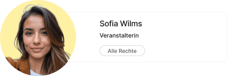 Braunhaarige junge Frau, die Veranstalterin einer Veranstaltung ist