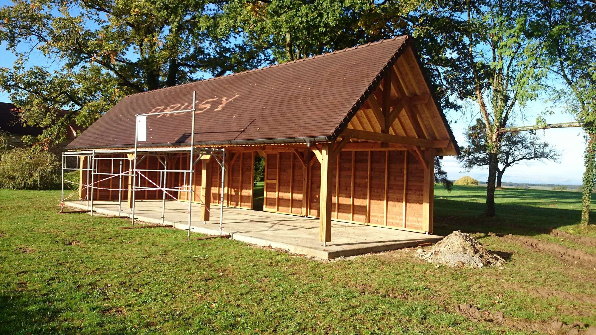 Pergola bois personnalisée avec parois brise-vue pour plus d'intimité dans le jardin
