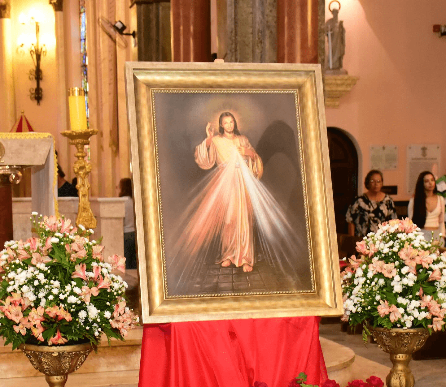 Young man in asks a question into a conference mic.