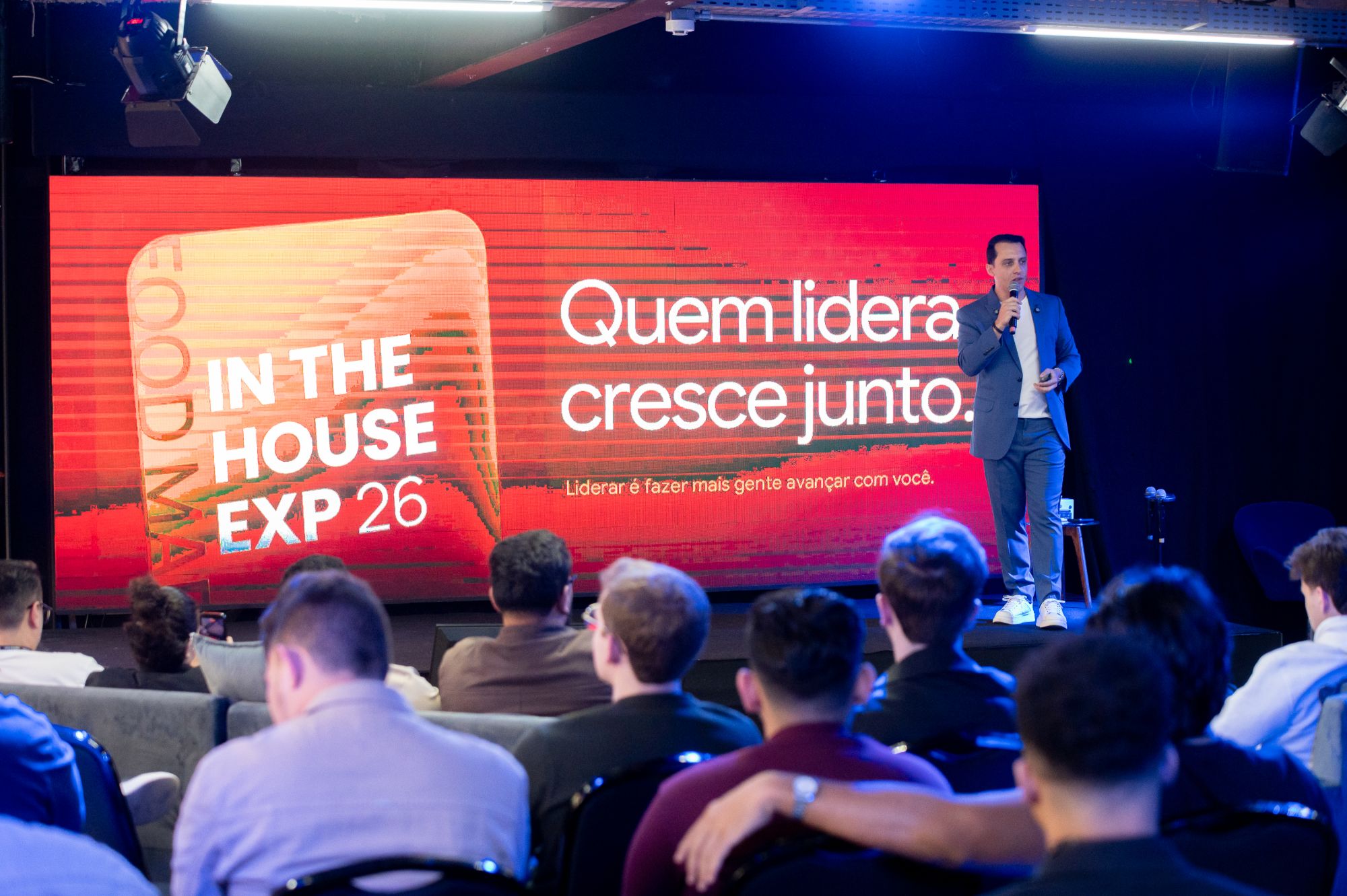 Bruno Urel no palco do IN THE HOUSE EXP 26 com o tema Quem lidera, cresce junto