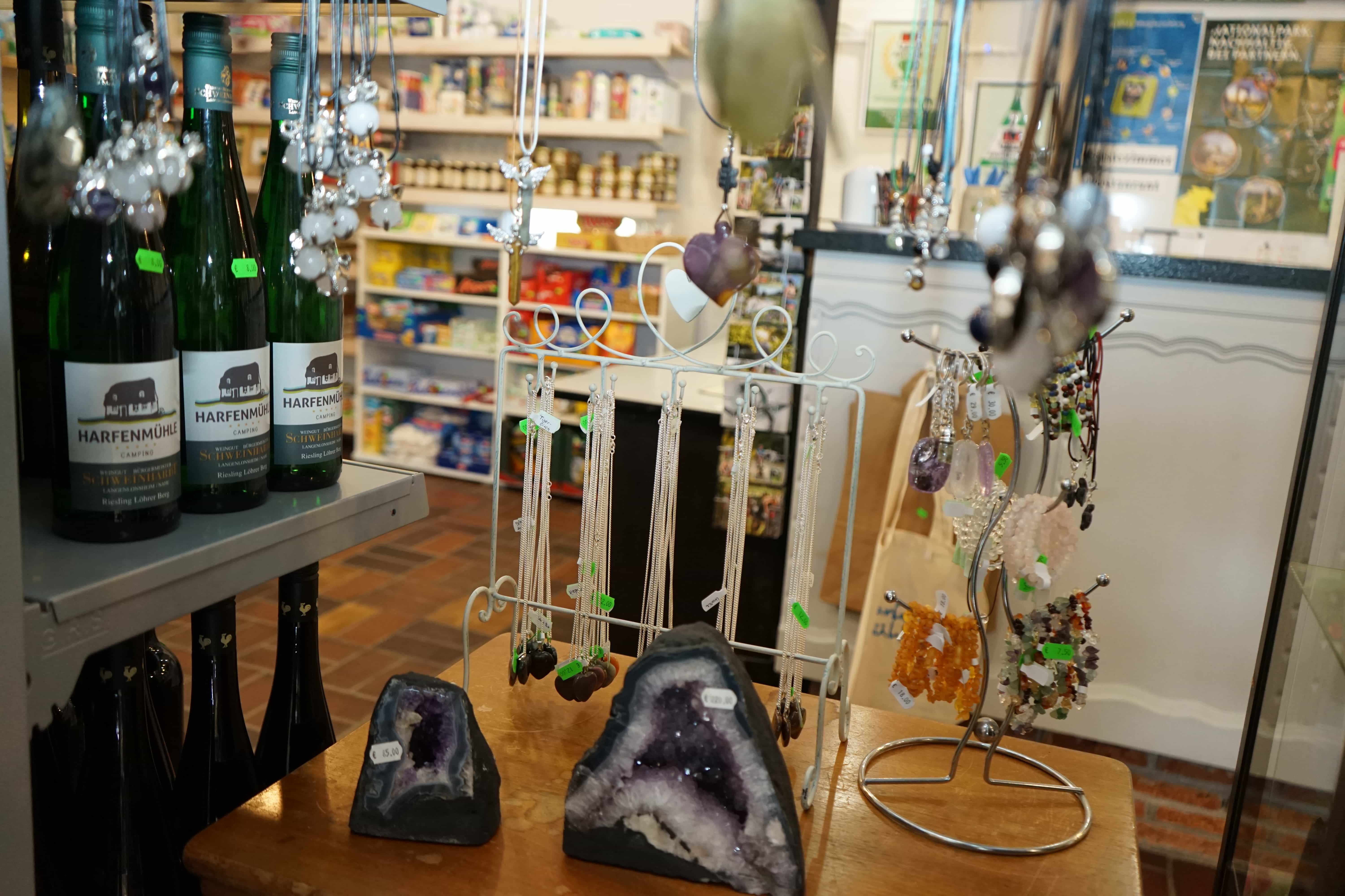 Shop mit Souveniers und Weinflaschen