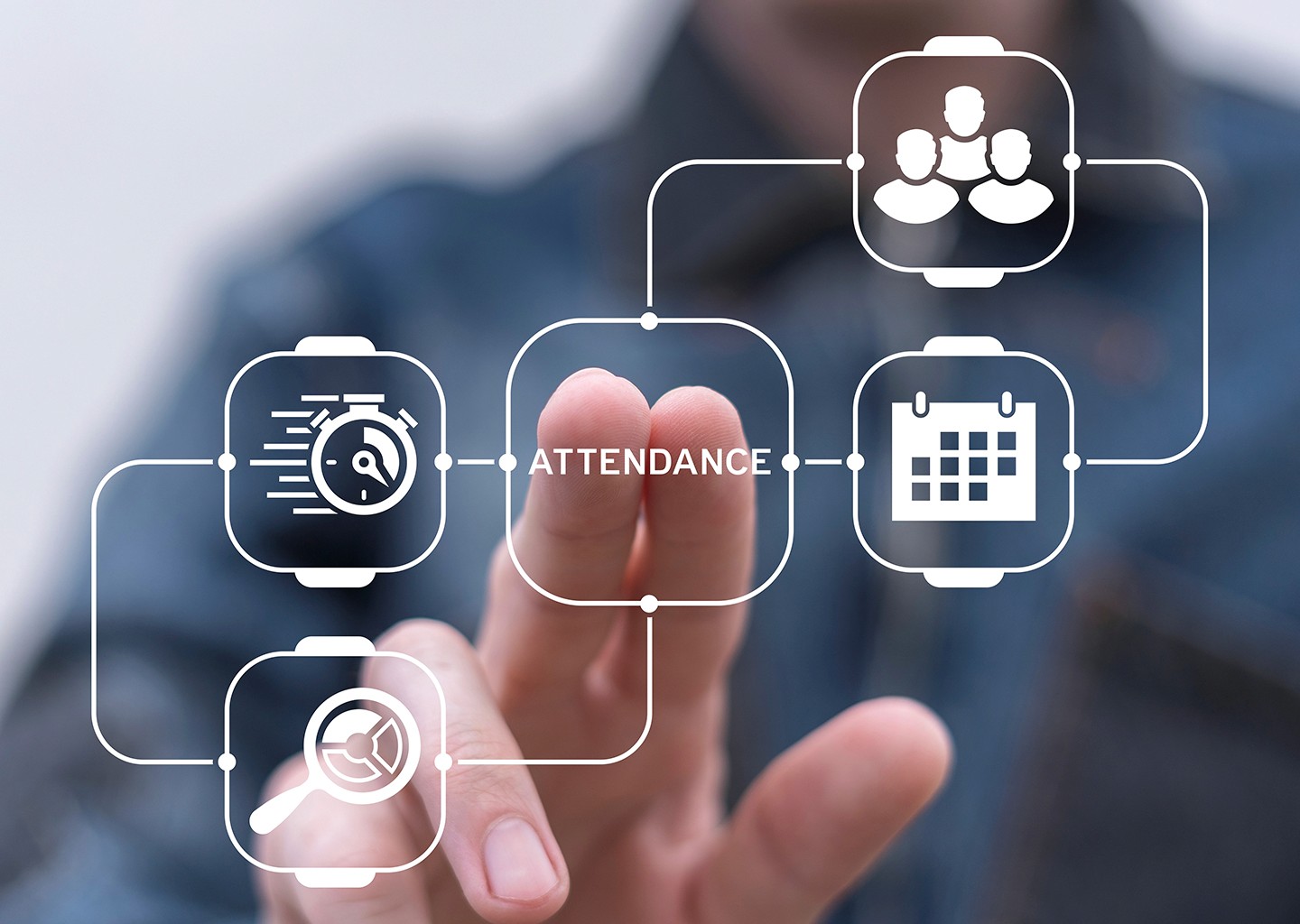 Due dita stanno toccando un'icona su uno schermo trasparente a simboleggiare le funzionalità di un software presenze dipendenti
