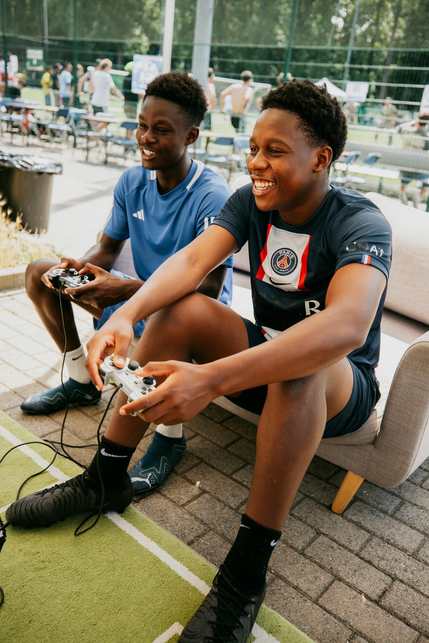 Amis qui joue à Fifa lors de la Sanserif Cup