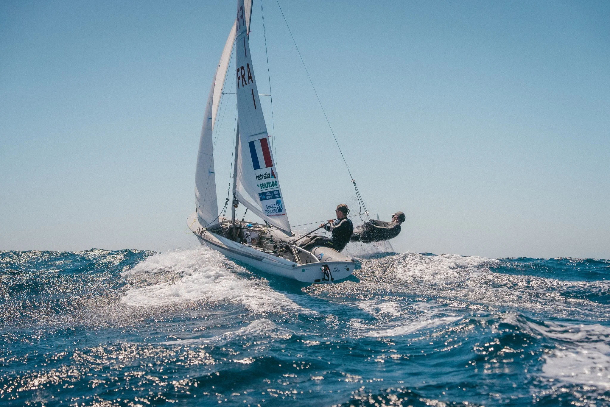 Photo d'un voilier en pleine course
