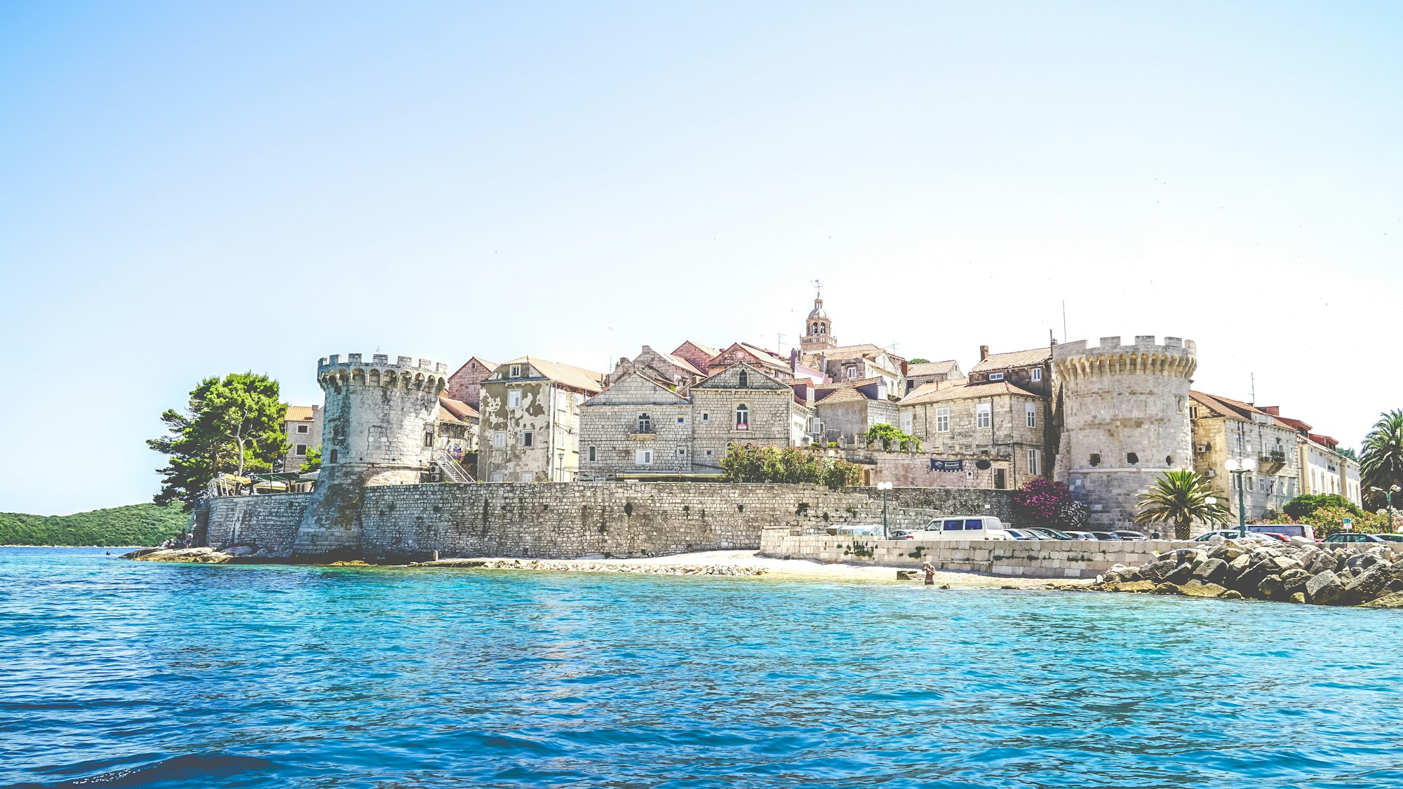 La vieille ville et les remparts de Korčula vus de la mer