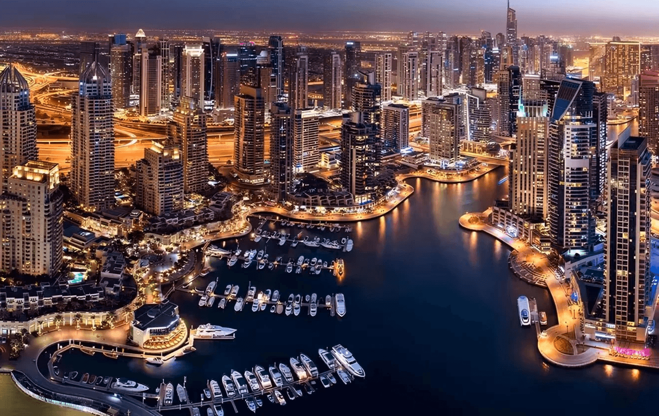 Der Dubai Marina Verkehrsknotenpunkt bei Sonnenuntergang zeigt eine lebhafte Szenerie mit der beeindruckenden Skyline von Dubai im Hintergrund. Menschen nutzen verschiedene Verkehrsmittel, darunter die Dubai Metro und Busse, um sich in der Metropole fortzubewegen, während die warmen Farben des Sonnenuntergangs den Hafen und die umliegenden Gebäude in ein sanftes Licht tauchen.