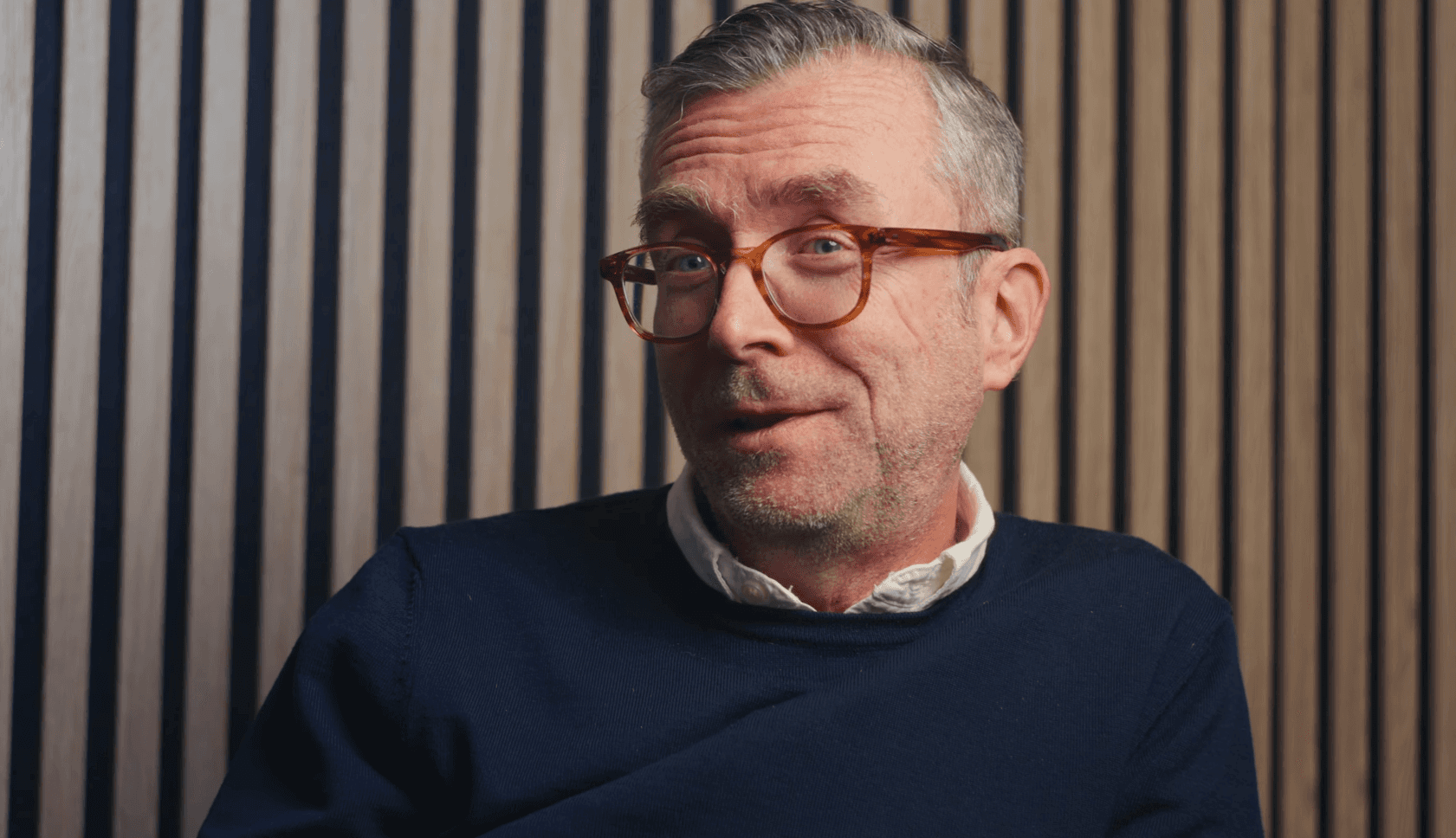 Mann mit Brille und roter Kappe in einem Interview-Setup für einen Imagefilm