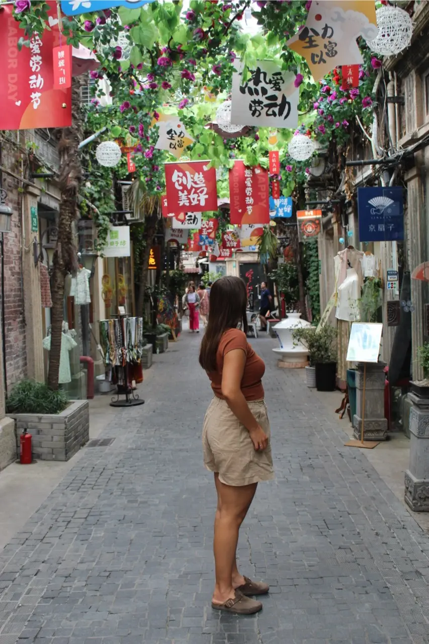vrouw in straatbeeld van traditioneel shanghai