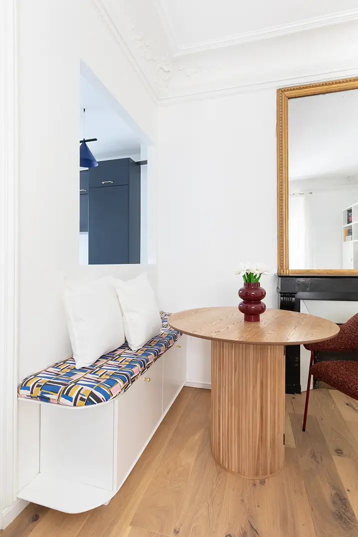 Un intérieur de maison lumineux avec une banquette colorée.