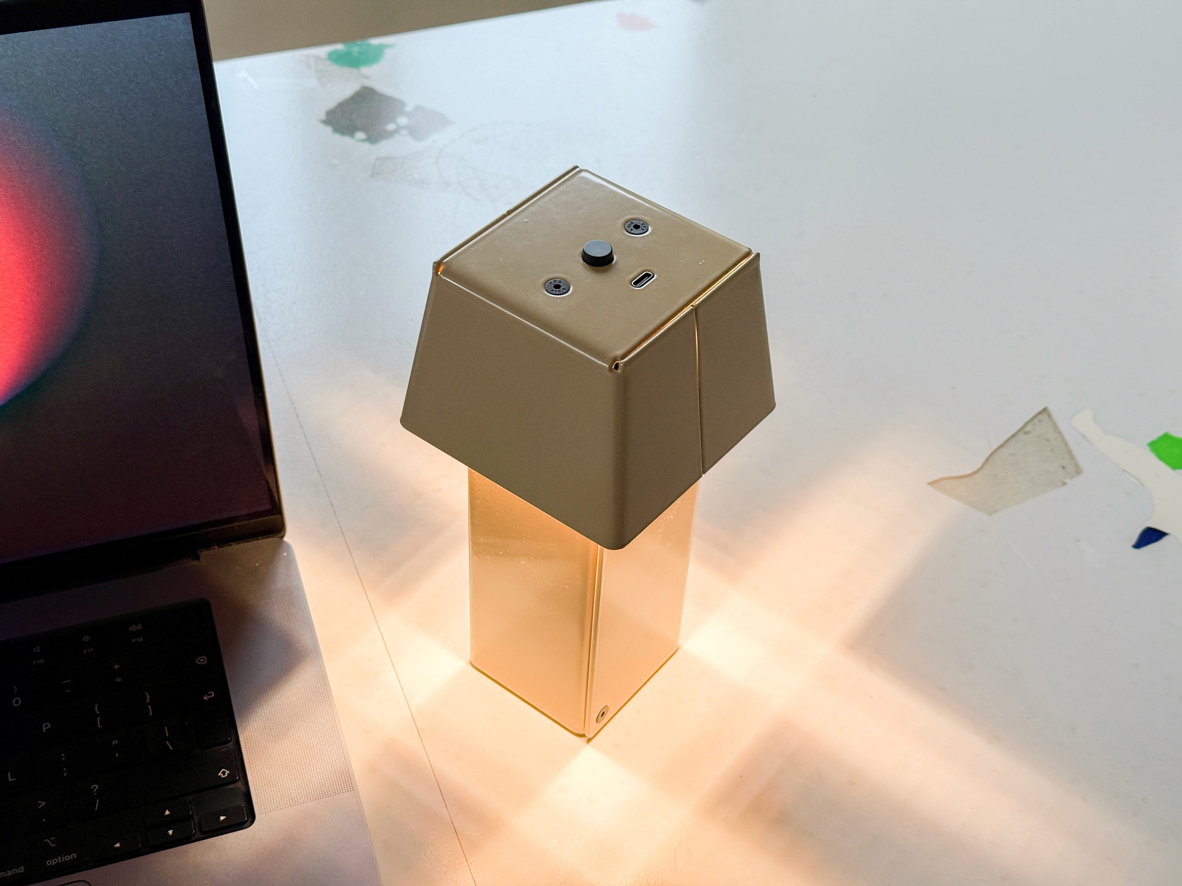 Image of the Remanufacturing speaker and its lifecycle schematic