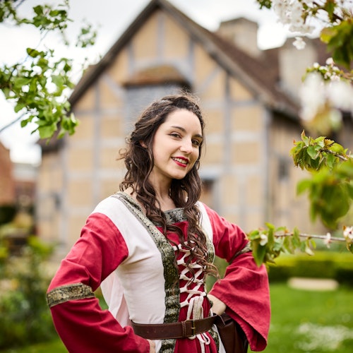 Schauspielerin im Garten