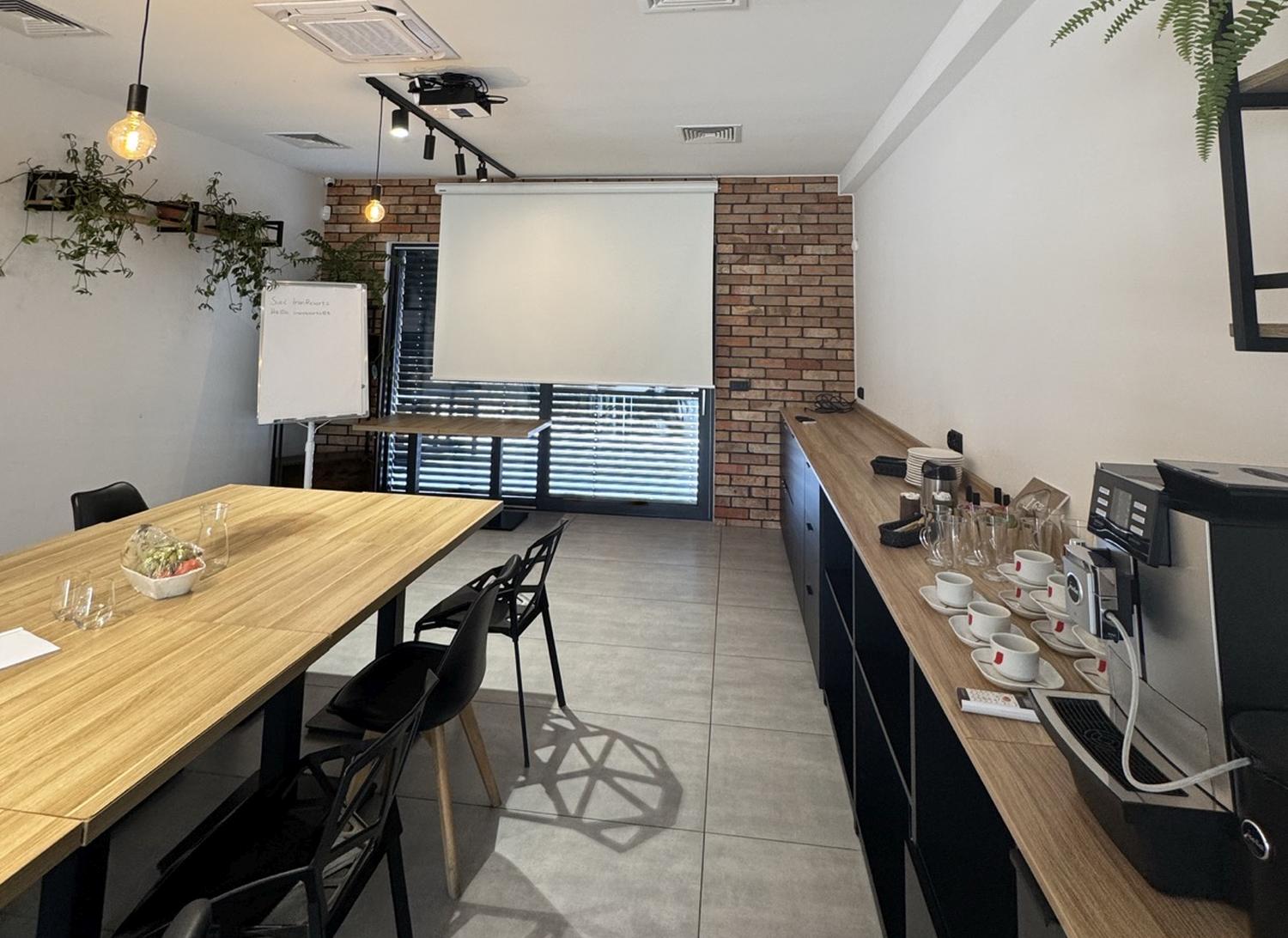 plan szkolenia firmowego sala konferencyjna kawa i przygotowanie