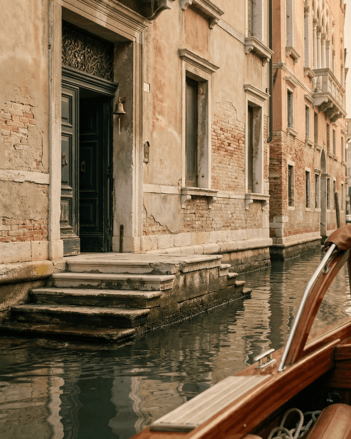 Вход в венецианский палаццо с канала, старинные двери у воды