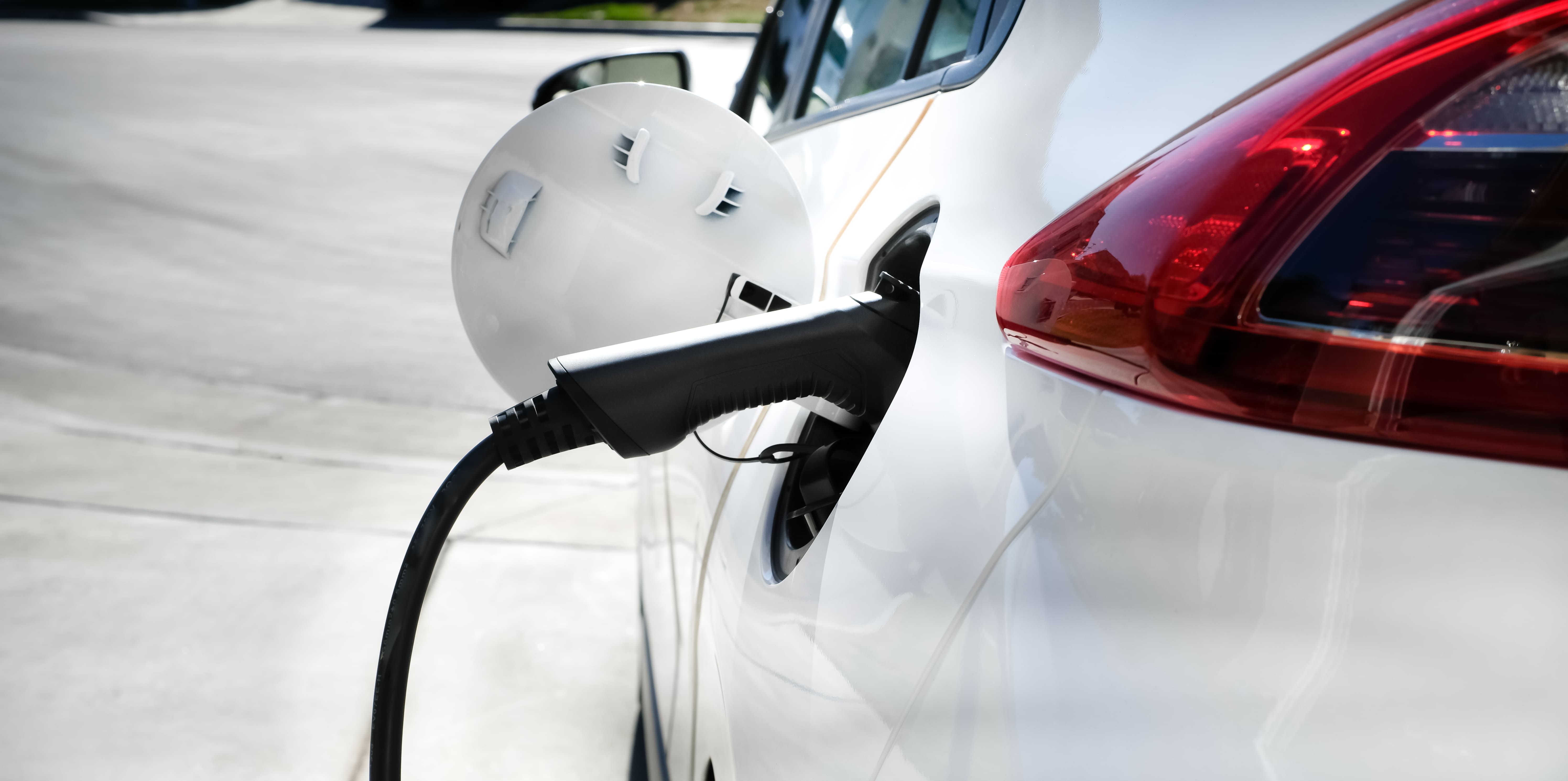 auto-elettrica-in-carica