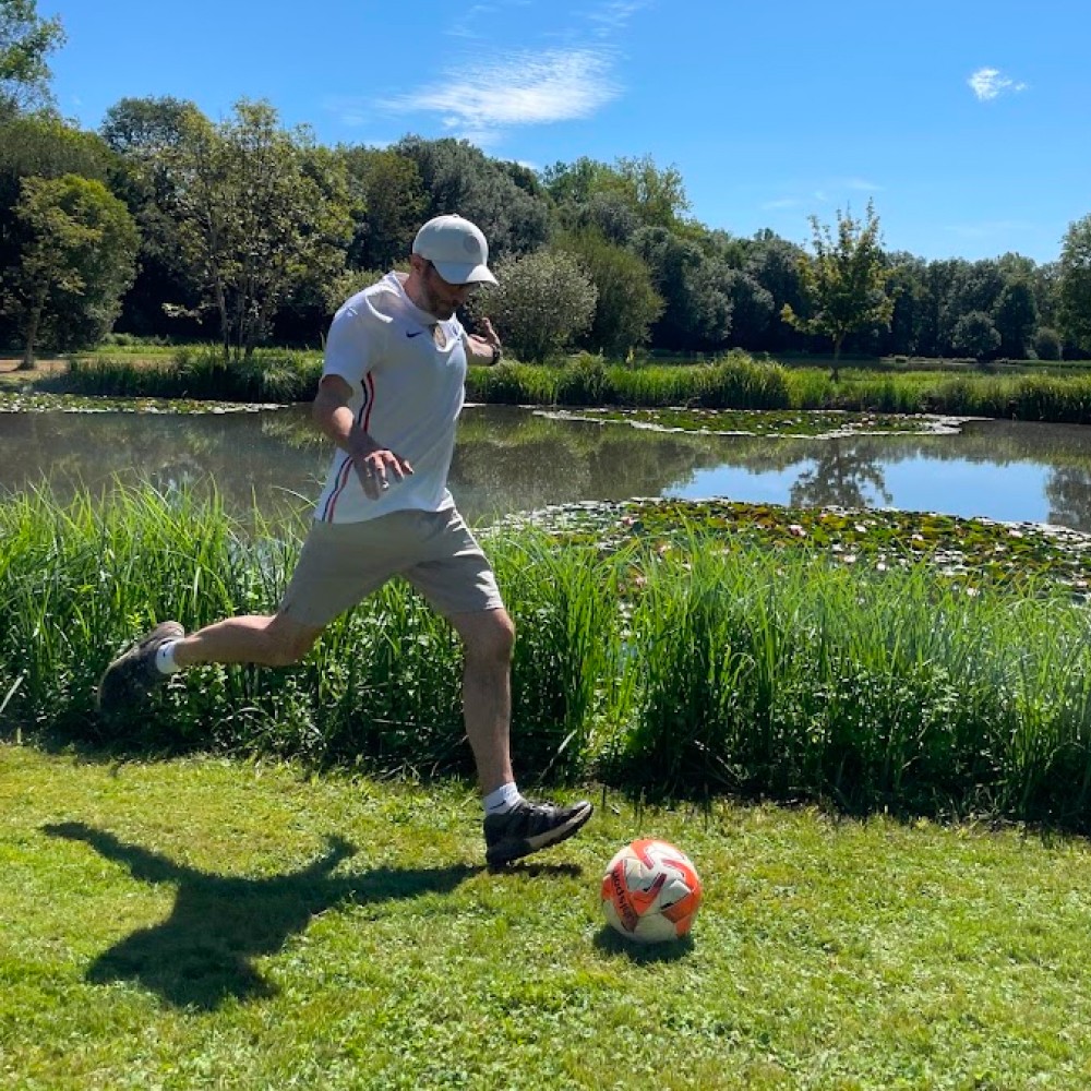 joueur de foot golf en pleine action au domaine de la brame lors d'une partie entre amis pour un evg