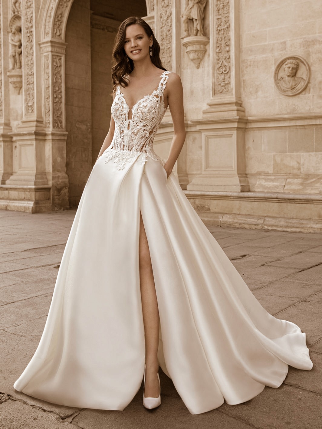 Satin Hochzeitskleid mit Spitzeneinsätzen