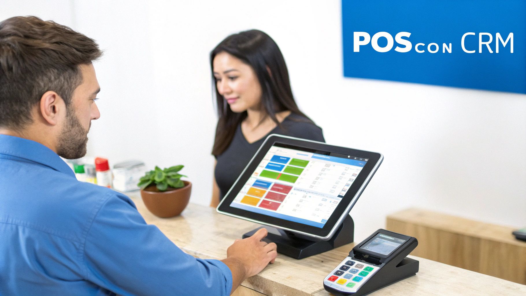 Cliente interactúa con un sistema de punto de venta (POS) en un mostrador, con una empleada atenta. La pantalla muestra la interfaz de inventario y pagos.