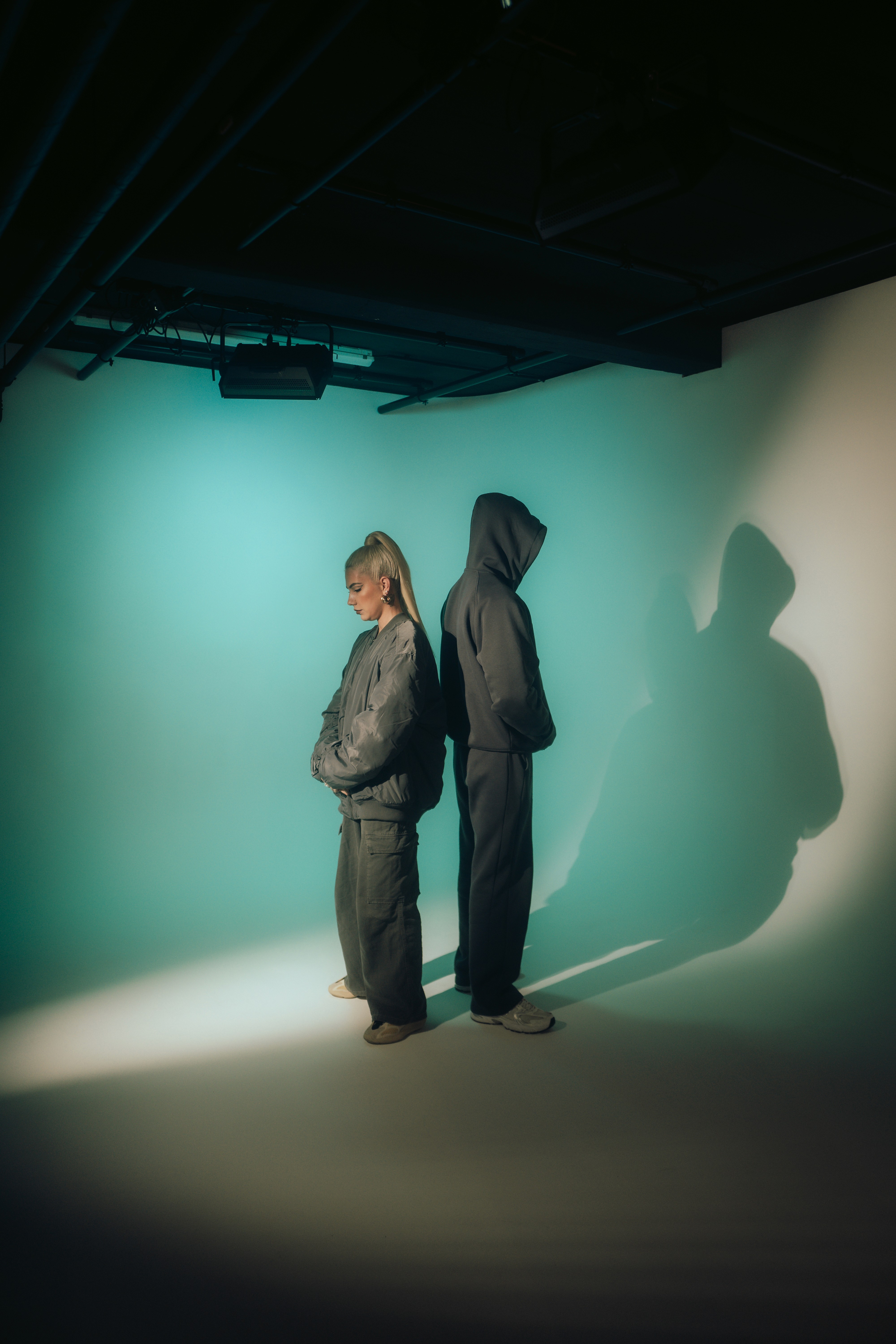 behind the scene of a videoshooting in a video studio with blue background 