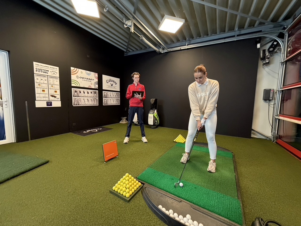 Golfcoach geeft les met iPad