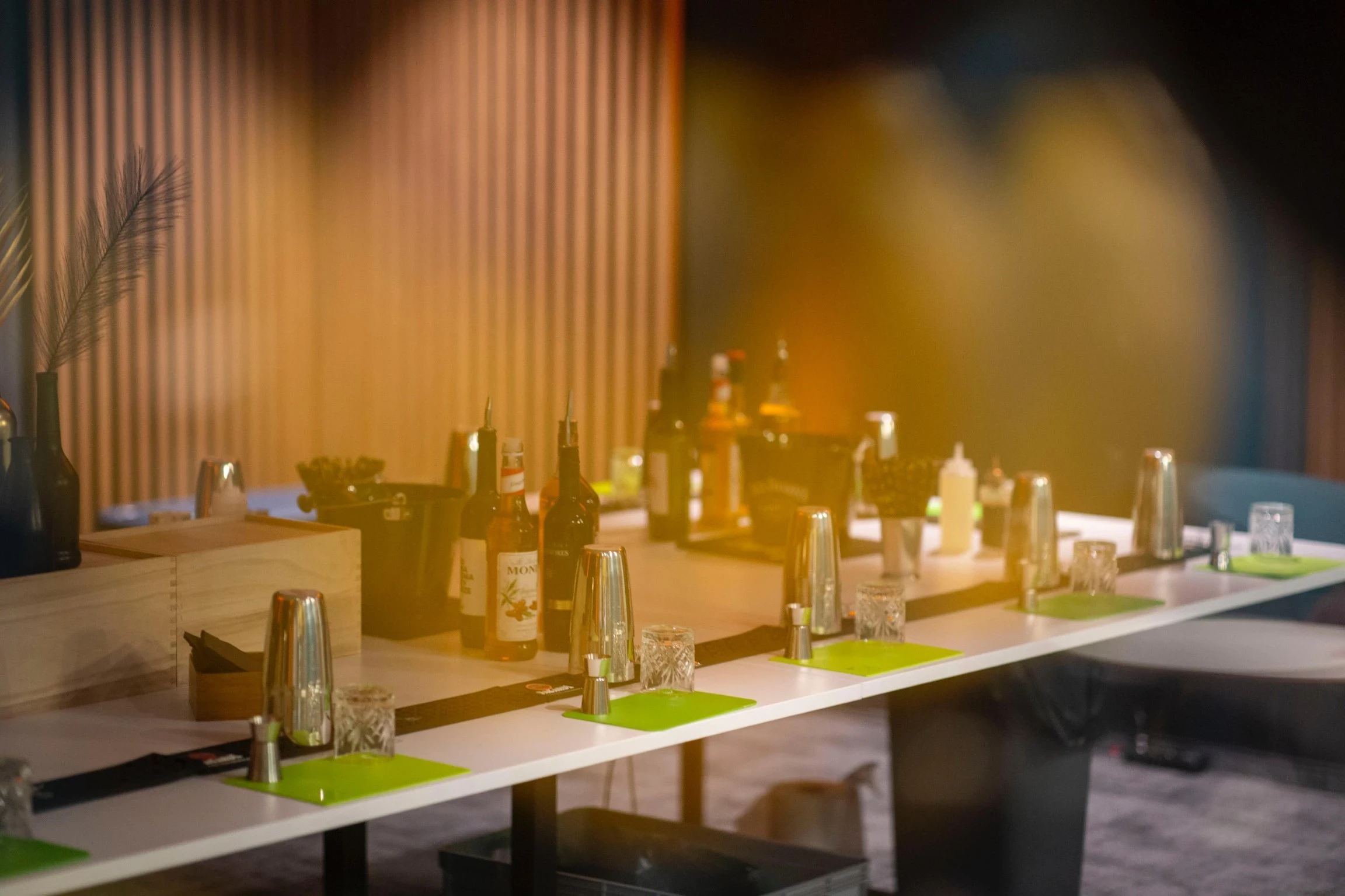 Drink bar na weselu z barmanem zachwycającym gości podczas pokazu.