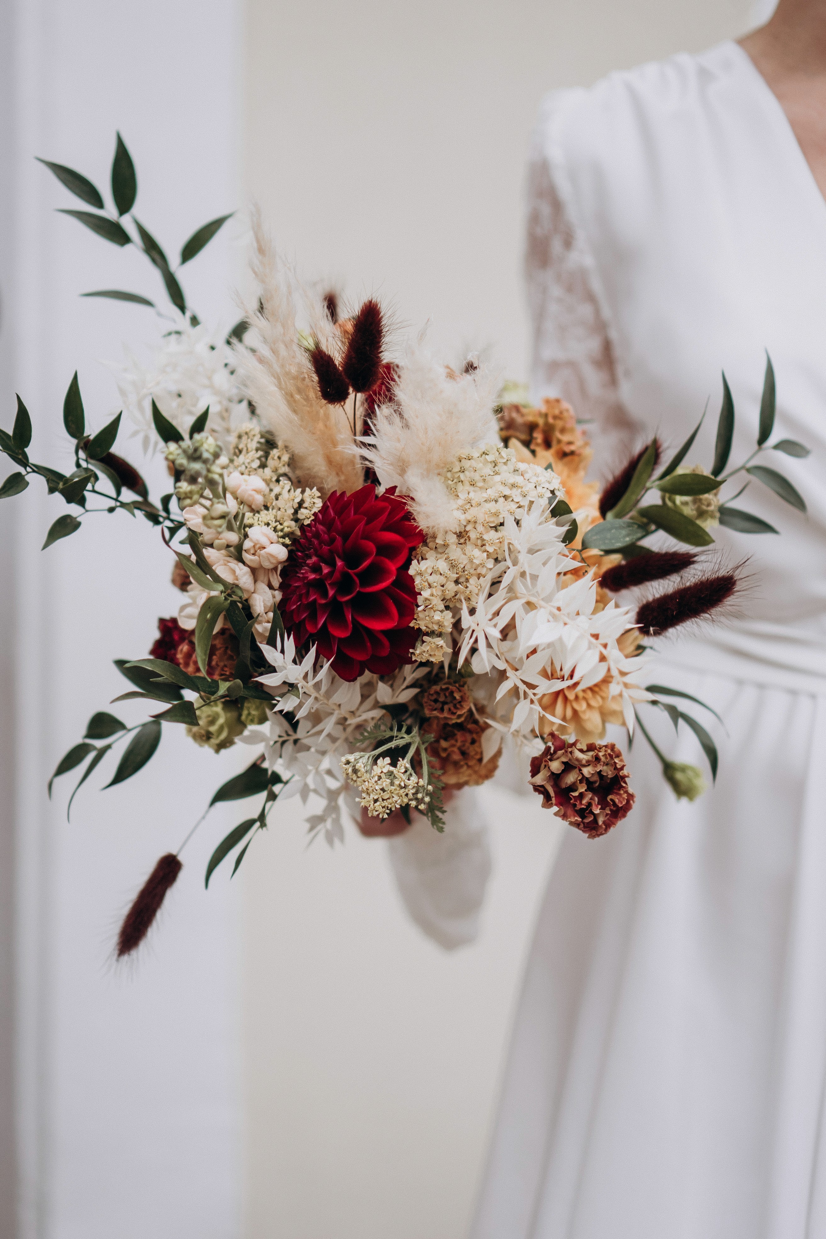 Hochzeitsfloristik Fotografie in Bogen – Brautstrauß mit natürlichen Blumen bei Wedding Shooting.