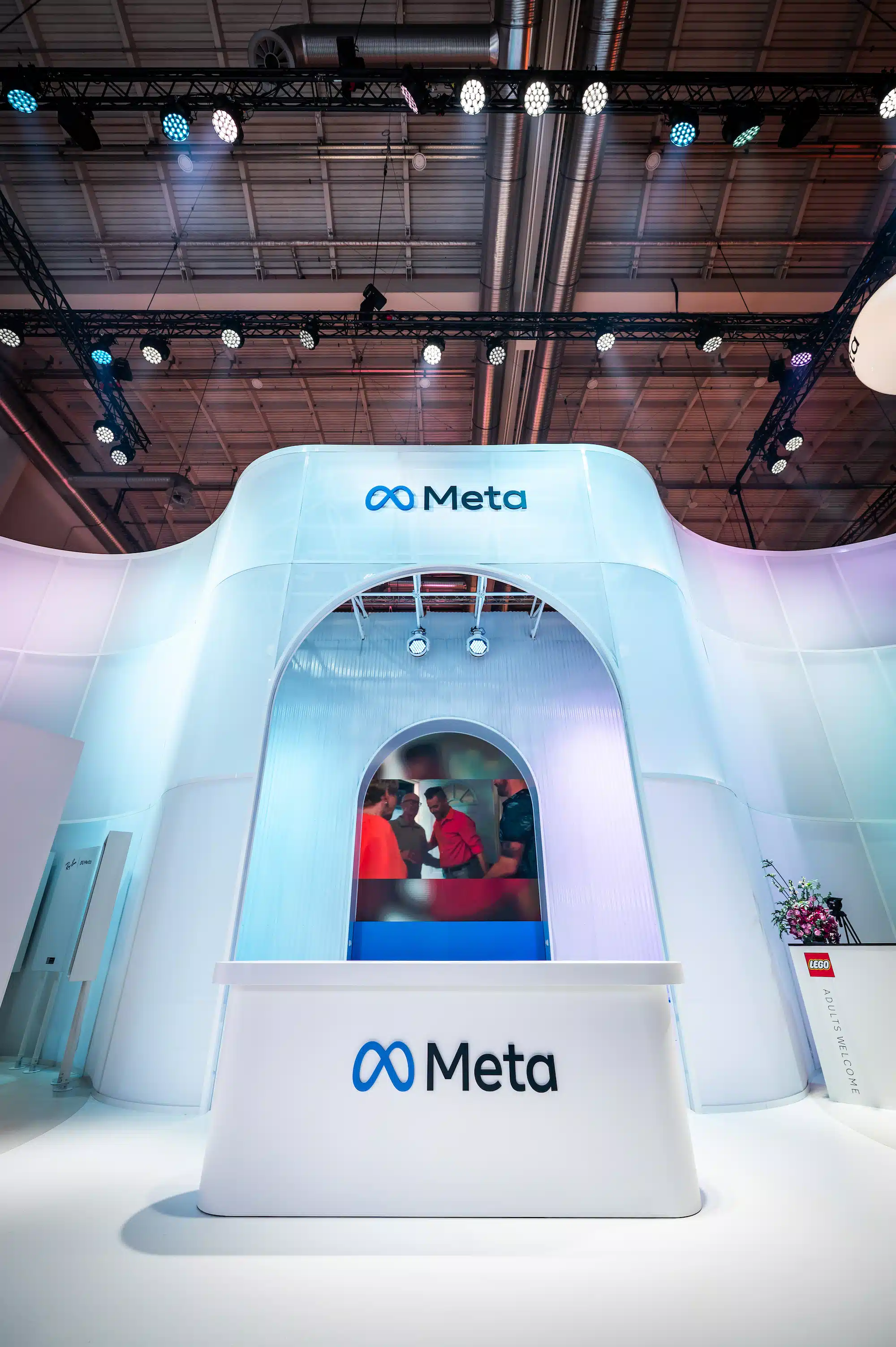 Meta – trade show booth entrance with impressive white round arch and Meta branding on the reception desk