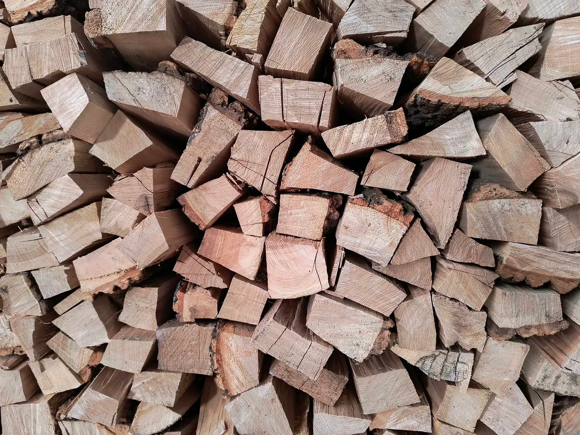 Vyskládané suché palivové dřevo