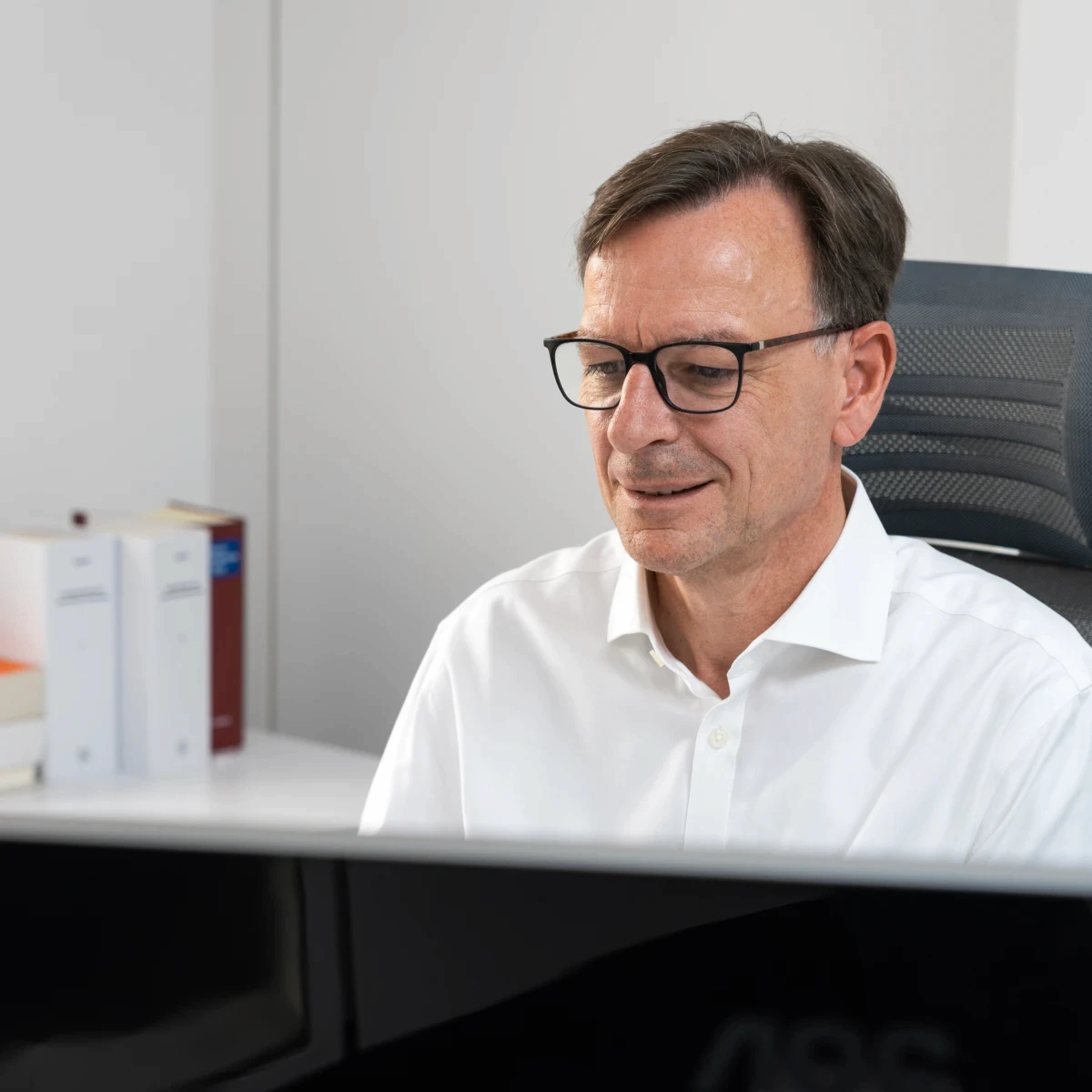 GJP-Steuerberater bei der Prüfung von Unterlagen am Arbeitsplatz